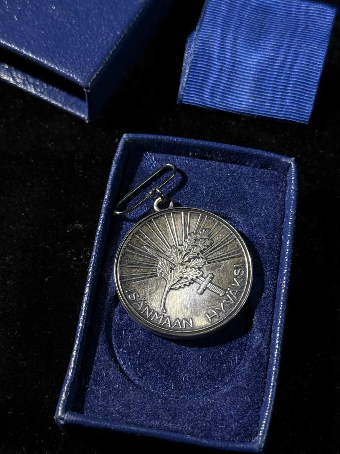 戎马世界章牌大赏第110期 芬兰一级白玫瑰奖章，带盒，银制，少见925银版本