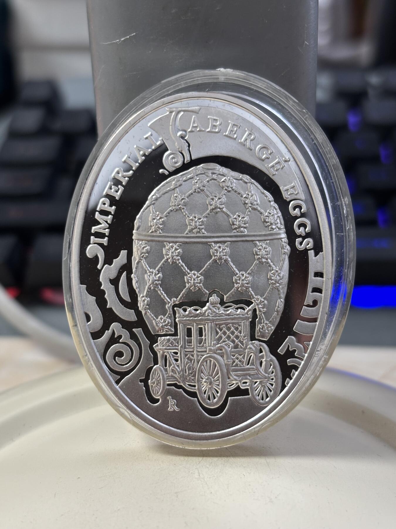 第189期拍卖 纽埃2010年俄罗斯皇家彩蛋加冕镶嵌水晶椭圆56.56克银币，925银，发行5000枚，塑料盒有瑕疵