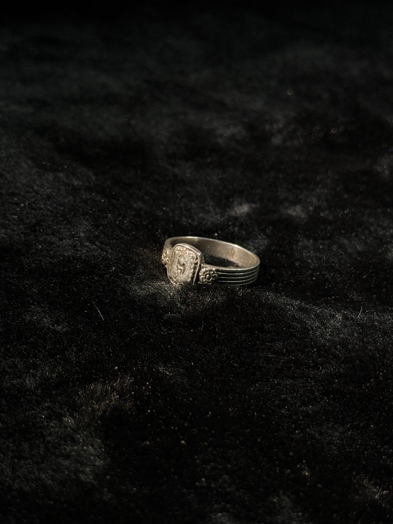 戎马世界章牌大赏第110期 芬兰 冬季战争战伤纪念戒指 1940年份标银标 带铭文“为伤兵的利益’少见 品相很不错