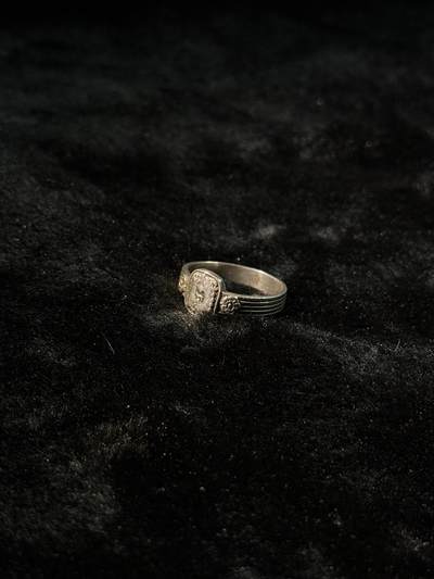 戎马世界章牌大赏第110期 - 芬兰 冬季战争战伤纪念戒指 1940年份标银标 带铭文“为伤兵的利益’少见 品相很不错