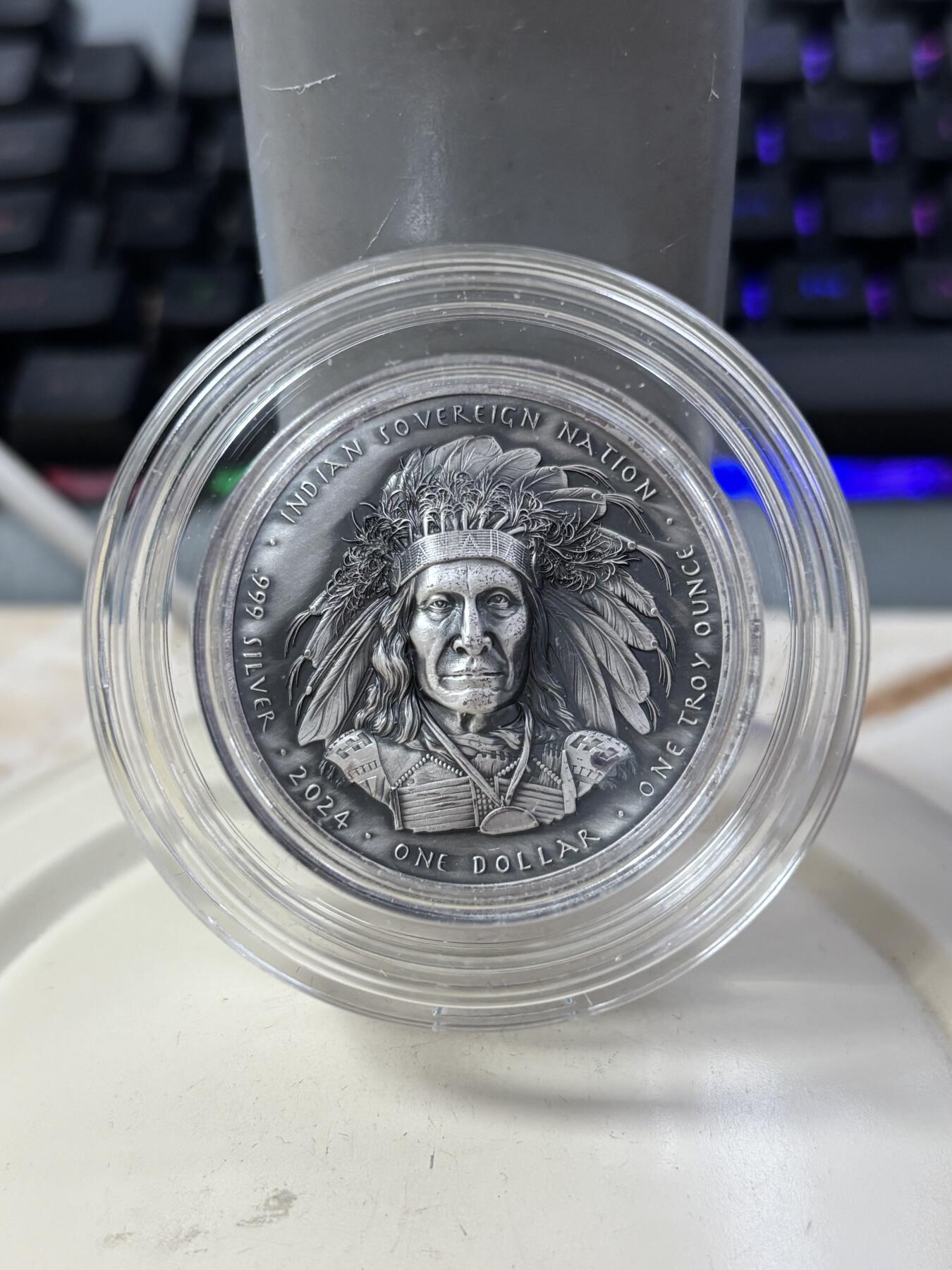 第189期拍卖 美国2024年印第安红云酋长双面高浮雕仿古版银币，1盎司，发行5000枚，有氧化