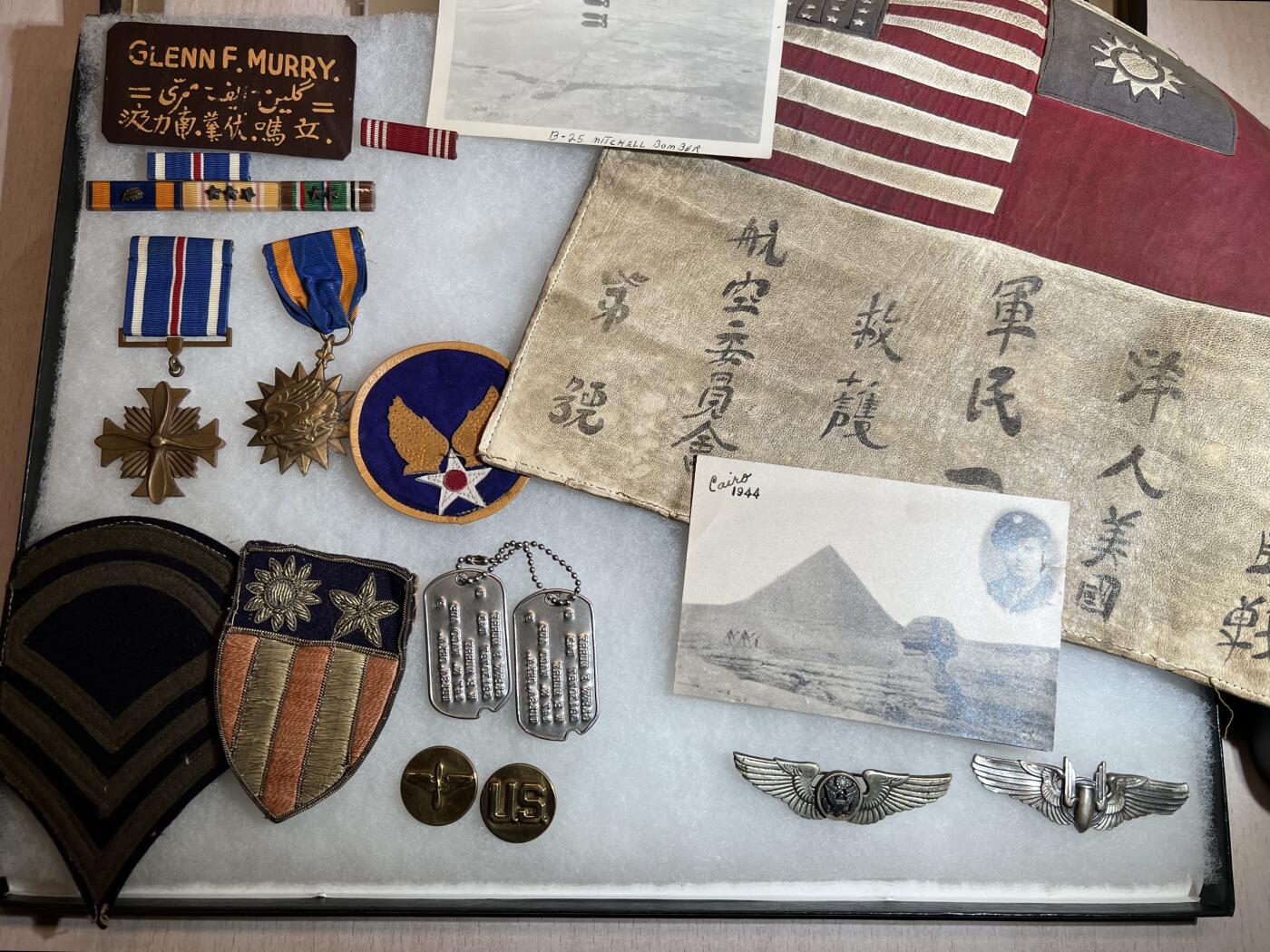 大猫徽章拍卖 第287期 飞虎队轰炸机飞行员大套，属于Glenn F. Murry，包含杰出飞行十字勋章（带刻名，有损，带事迹）、空军奖章、血符、中缅印臂章（金属丝编制）、轰炸和陆军飞行技能章、狗牌等等，附带打印得主资料。
