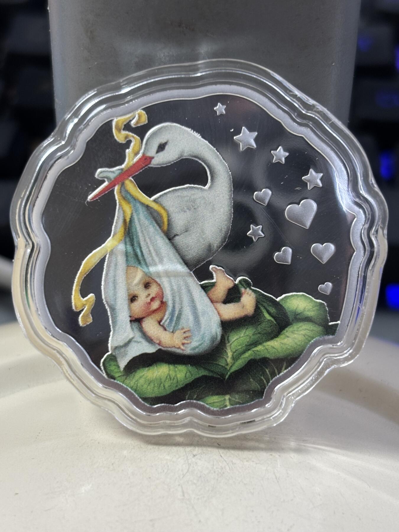 第189期拍卖 喀麦隆2020年送子鸟新生婴儿多边形彩色纪念银币，999银，16.81克，发行999枚，有起泡