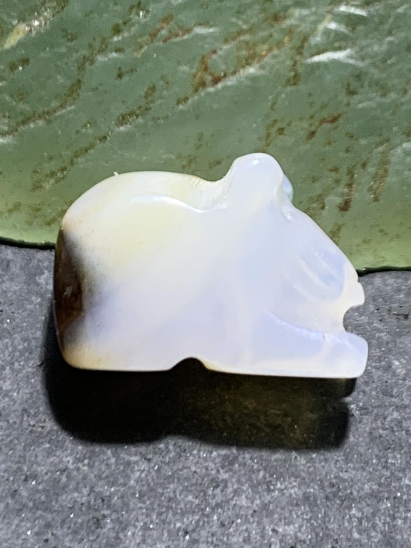 精美海洋玉髓手工雕刻灵鼠吊坠一颗