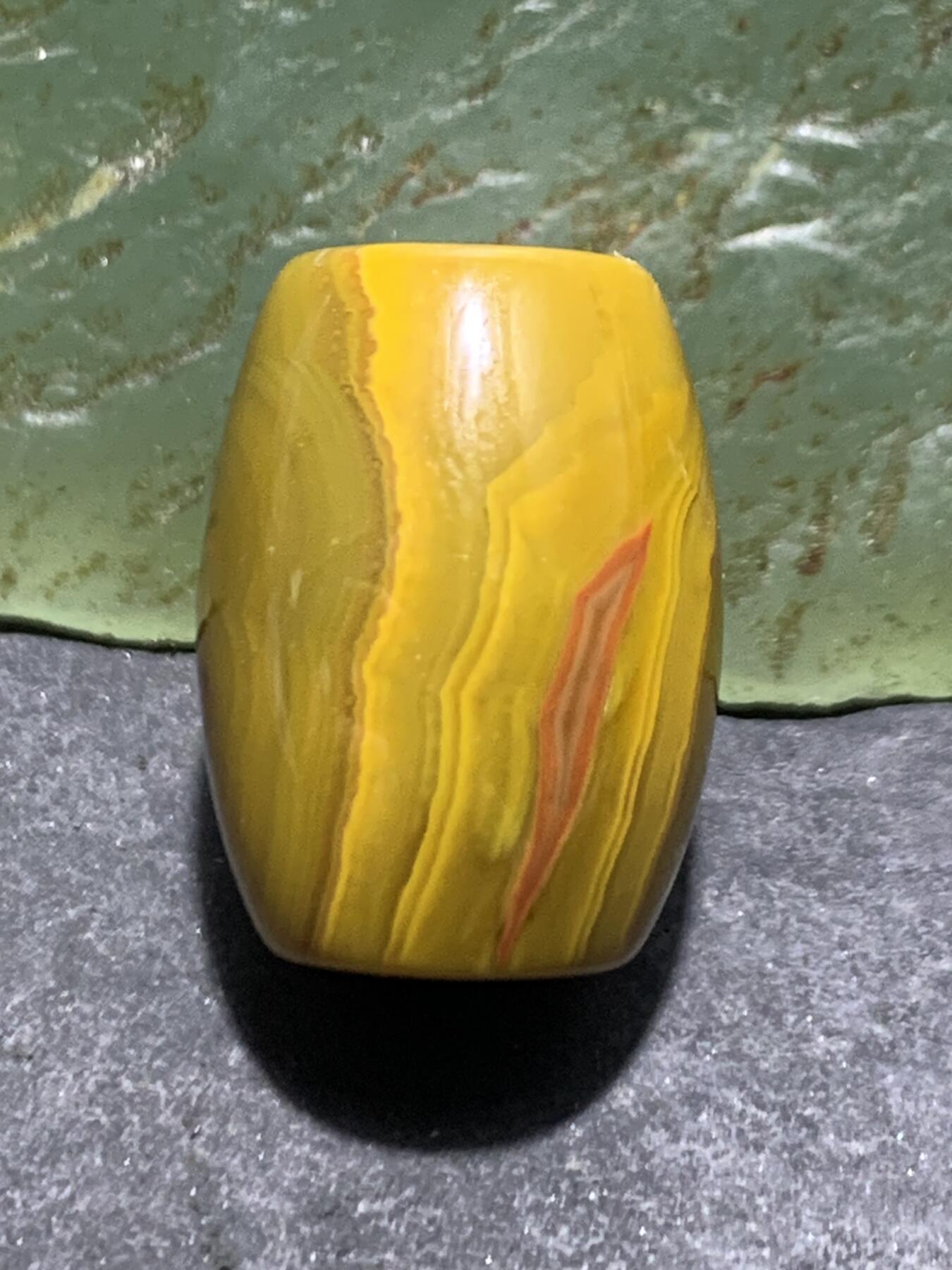 精美鸡油黄拉丝料战国红玛瑙桶珠一颗