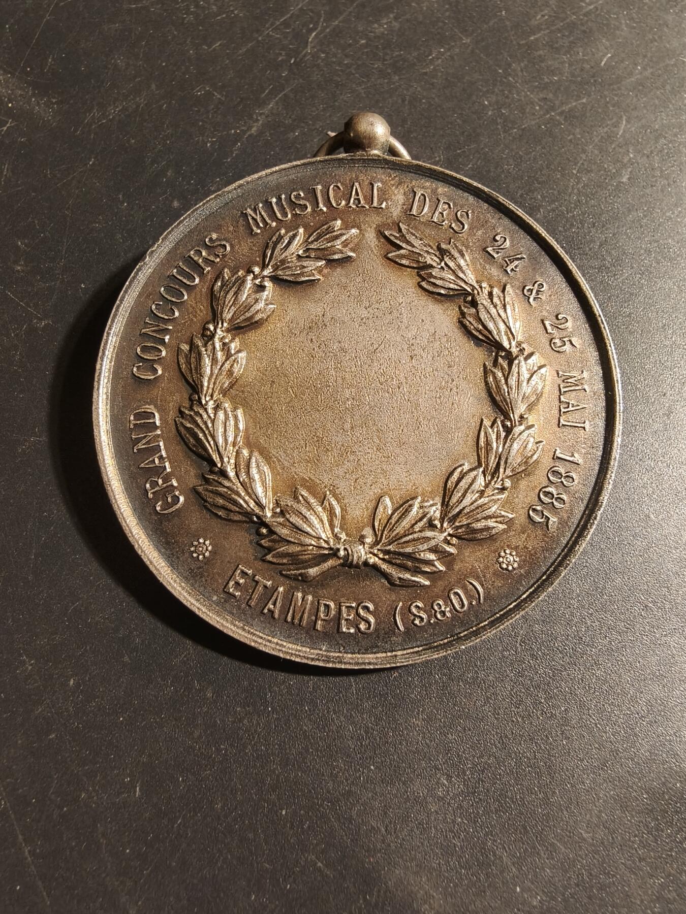 老王徽章第179期 法国1885年埃唐普市大型音乐竞赛银奖章    野猪头银标   直径57mm    重量57.3g      带盒子