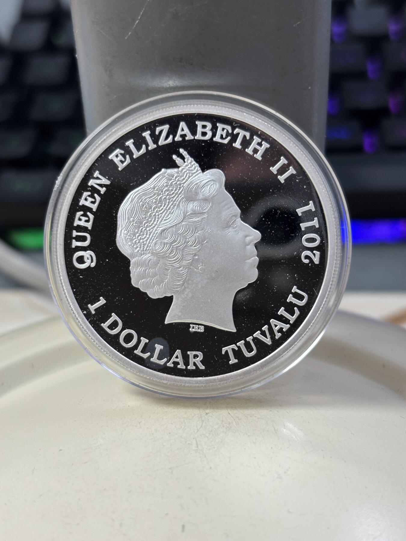 第189期拍卖 图瓦卢2011年野生动物保护2大猩猩1盎司彩色银币，999银，发行5000枚，有白斑