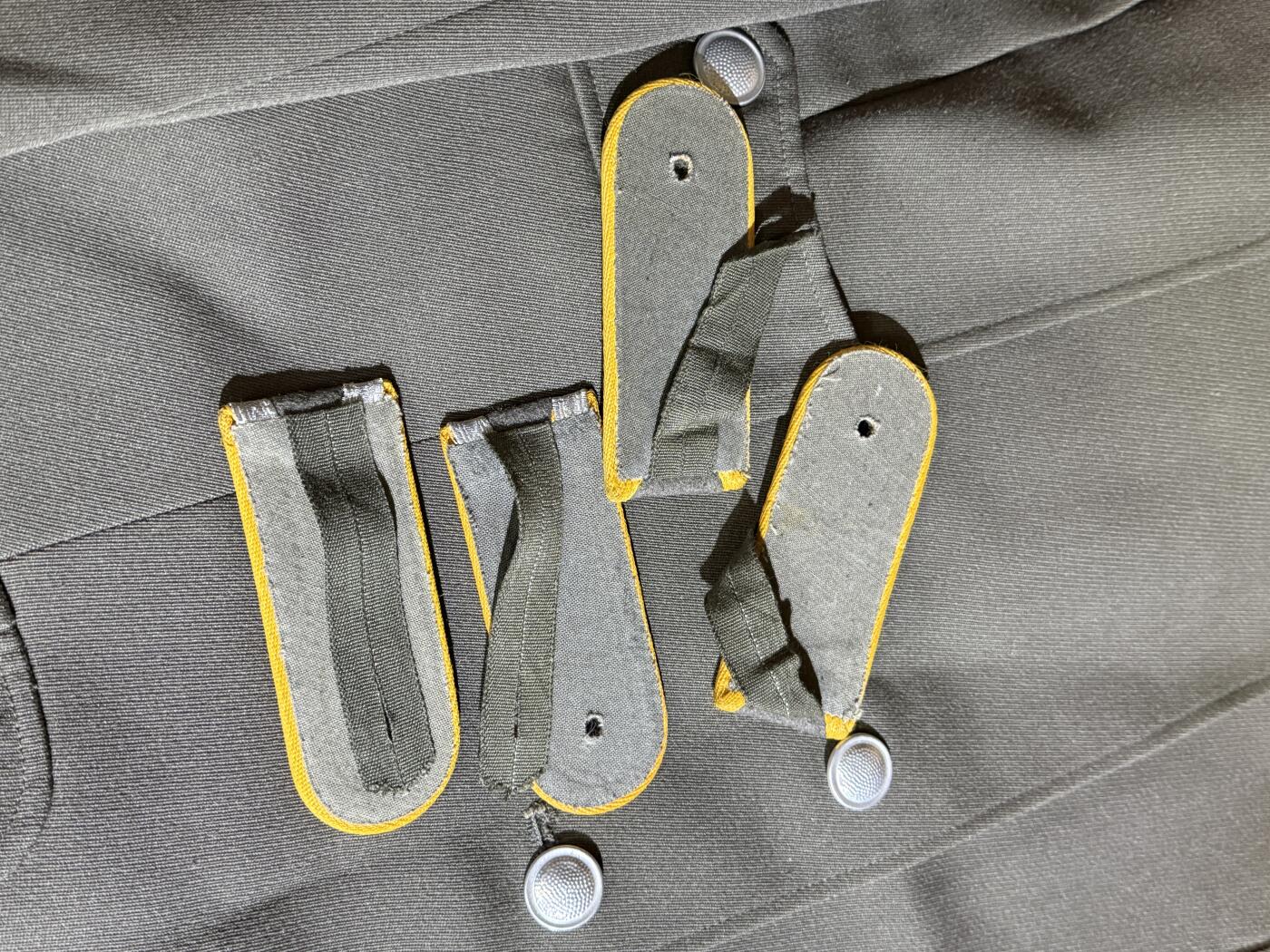 戎马世界章牌大赏第110期 东德军服，附带从士兵到尉官的肩章