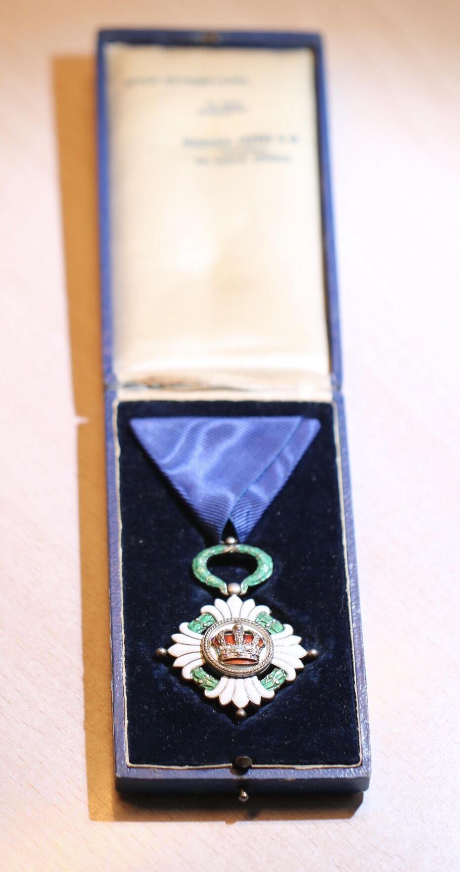 大猫徽章拍卖 第287期 南斯拉夫皇冠勋章，四级，带原装盒。勋章珐琅工艺精美，无缺损。盒身覆以蓝色皮革，盒盖上饰有金色字样。盒内衬以天鹅绒和缎面。白色盒盖上印有瑞士制造商“Huguenin Freres & Co.”的标记，一处为法语，另一处为南斯拉夫语译文。绶带略有撕裂。整套勋章品质上乘，保存完好，虽有岁月痕迹，但仍不失韵味。珐琅局部有修复