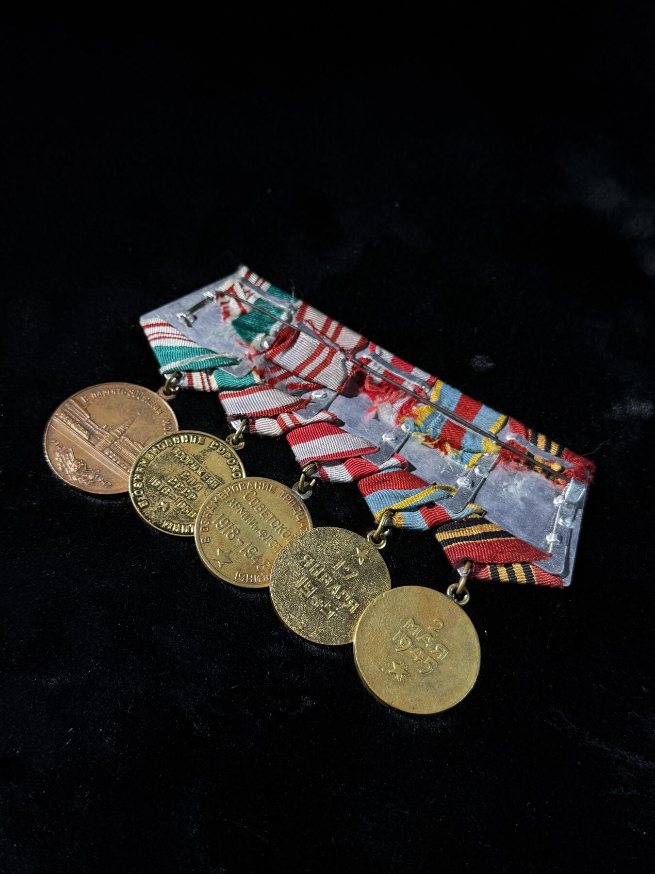 戎马世界章牌大赏第110期 苏联战役奖章奖章、建军周年奖章与莫斯科建成奖章联排