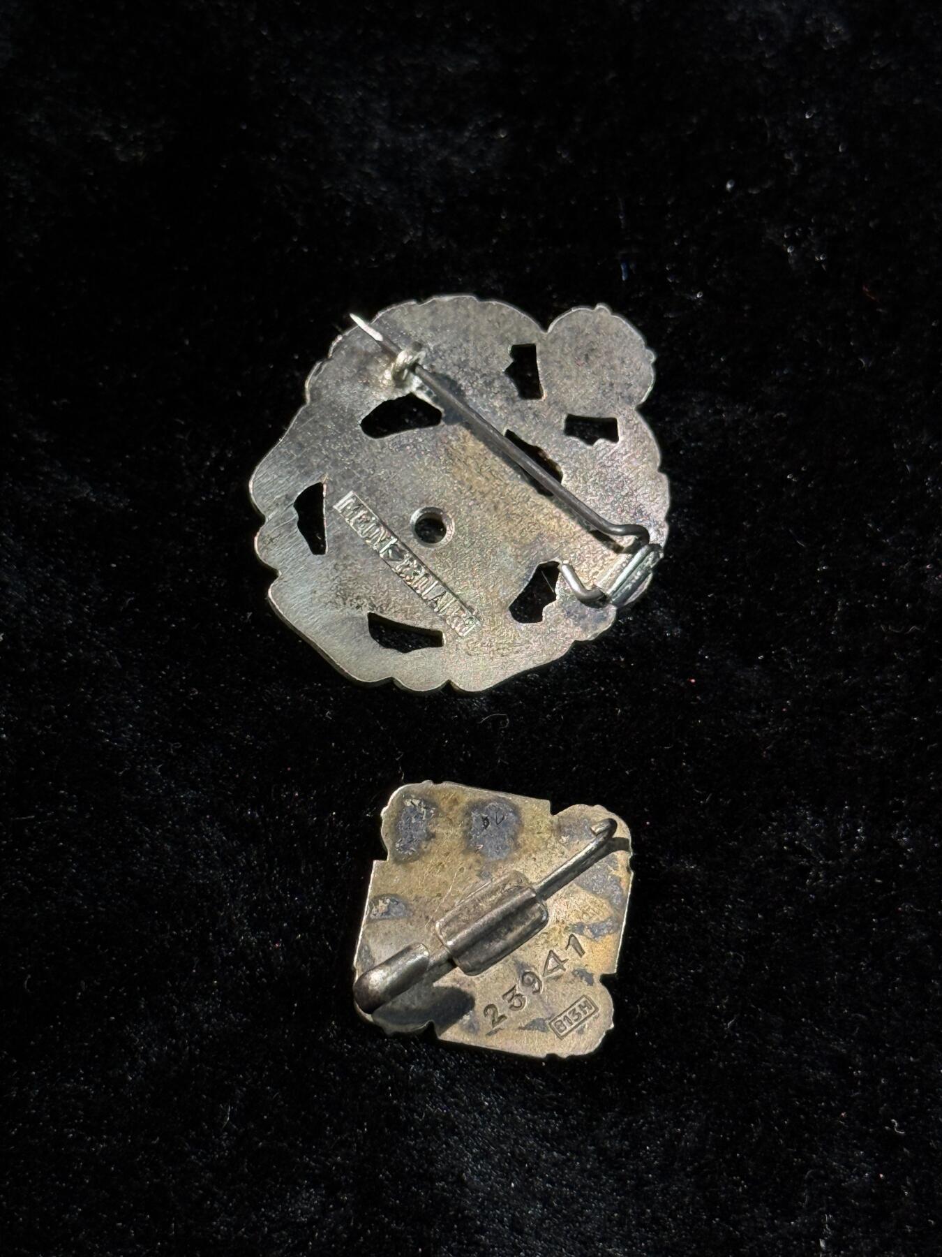 戎马世界章牌大赏第110期 左：芬兰 体育联盟银级功勋奖章 授予15年长期服务且表现出色  6克 右： 芬兰 洛塔斯瓦德（妇女志愿国防组织）10周年服务证章 银制珐琅带号