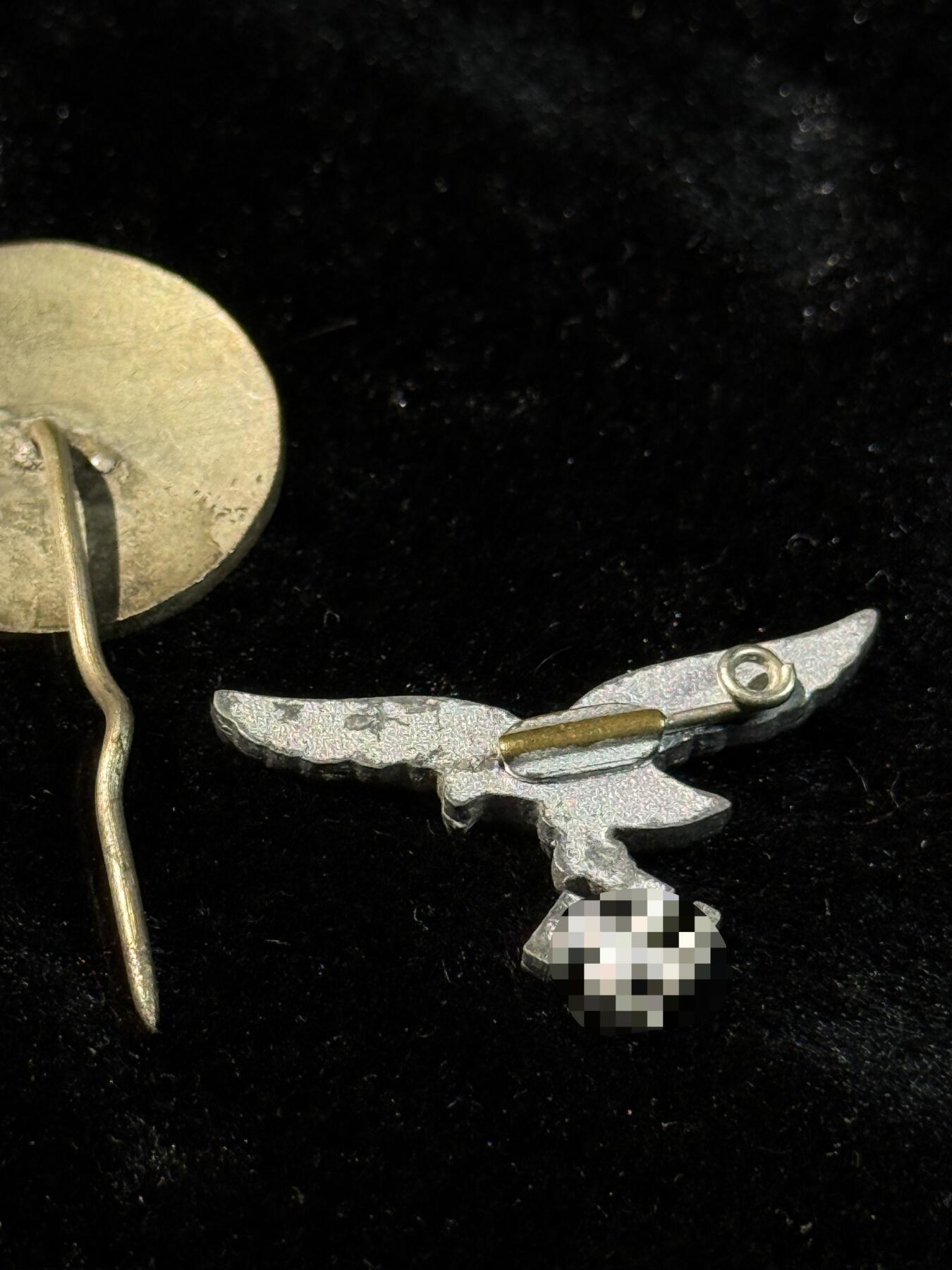 戎马世界章牌大赏第110期 德国万字徽章（战后纪念品）与空军小证章（存疑）