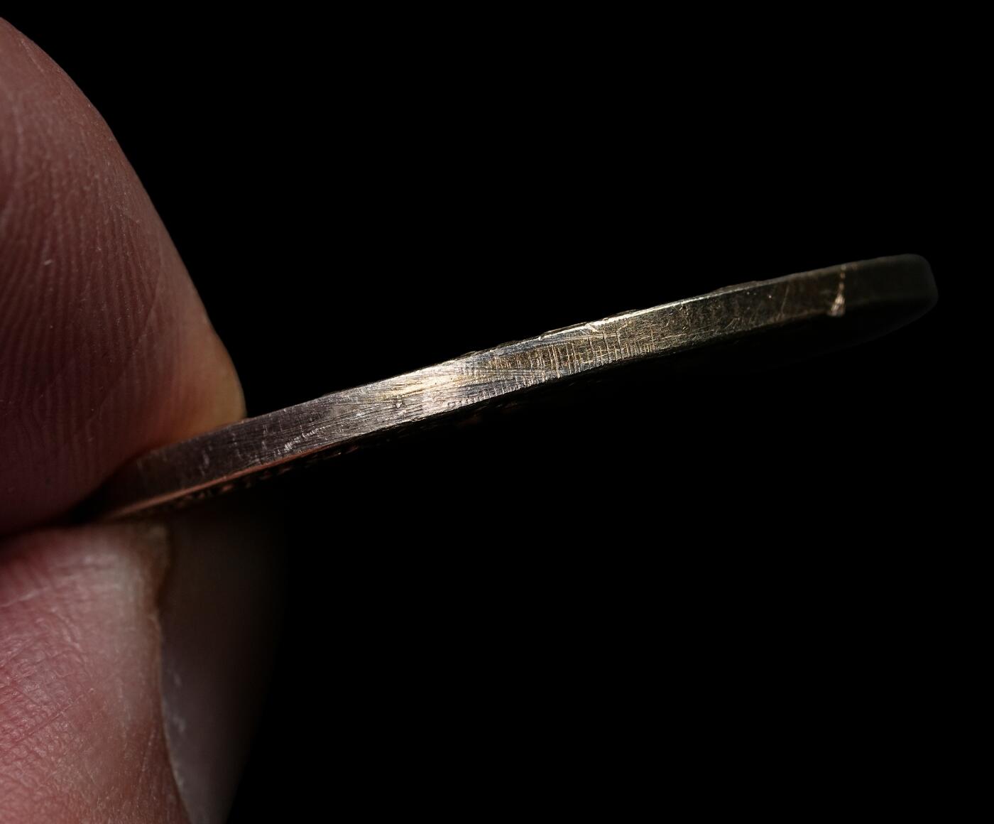 修遠堂世界钱币第102期 1903 年德国不来梅犬业协会“第一届国际犬展”纪念鎏金银章，边缘局部略有打磨和磕碰，33.20mm，16.16g