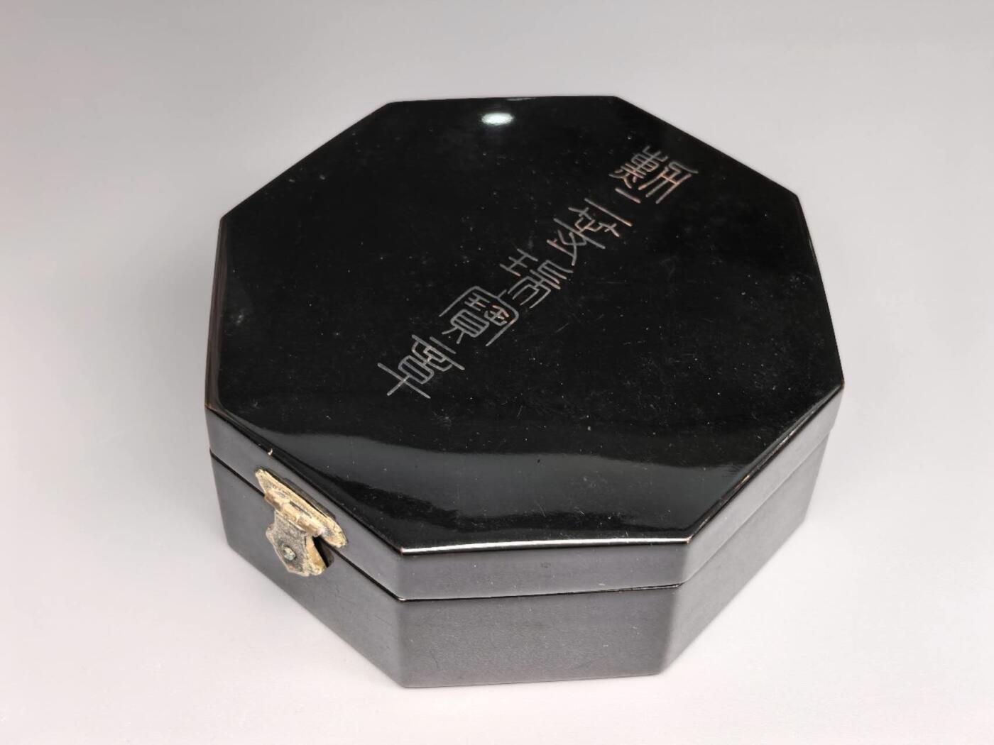 小驴勋章奖章收藏1月24日周六晚六点拍卖（珍爱和平，收藏战争，铭记历史，勿忘国耻，忠党爱国。有偿代拍，送拍规则在简介最后，参拍须阅读规则后再参拍，关系到运费包装发货时效真假辨别等关键信息，拍卖时不再发原图，看大图店主微信码在拍卖店铺介绍里）