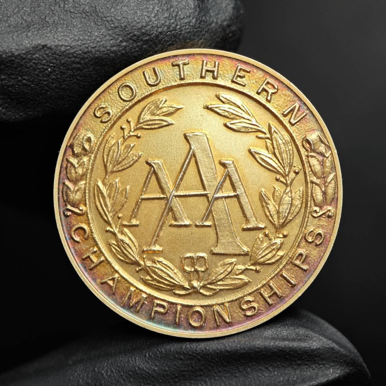 金瓯小拍第三期 古今币章 银价专场 英国南部马拉松冠军镀金银章1957年 重19.1克直径31.8mm 极佳好品带五彩环彩