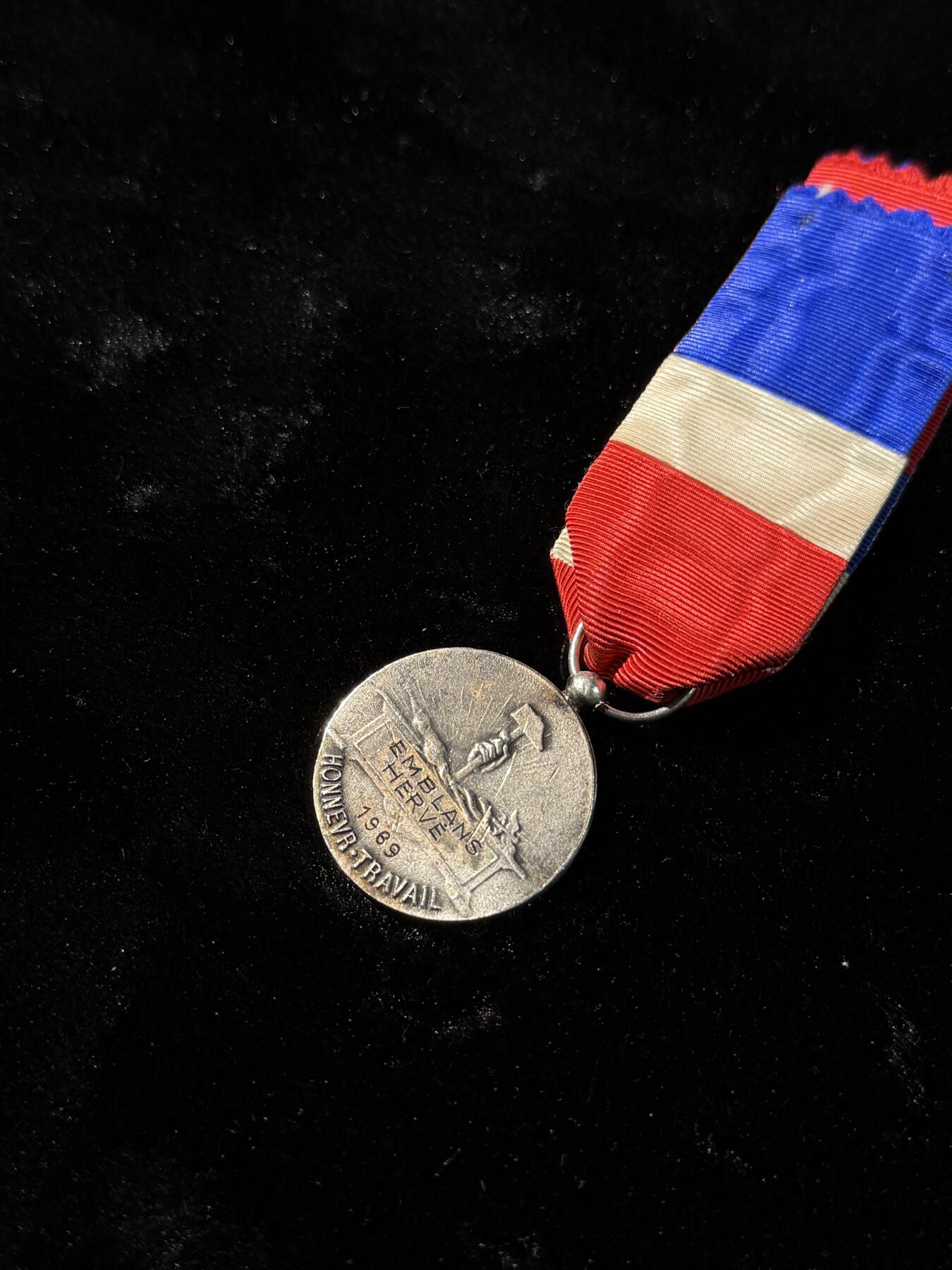 戎马世界章牌大赏第110期 法国劳工奖章