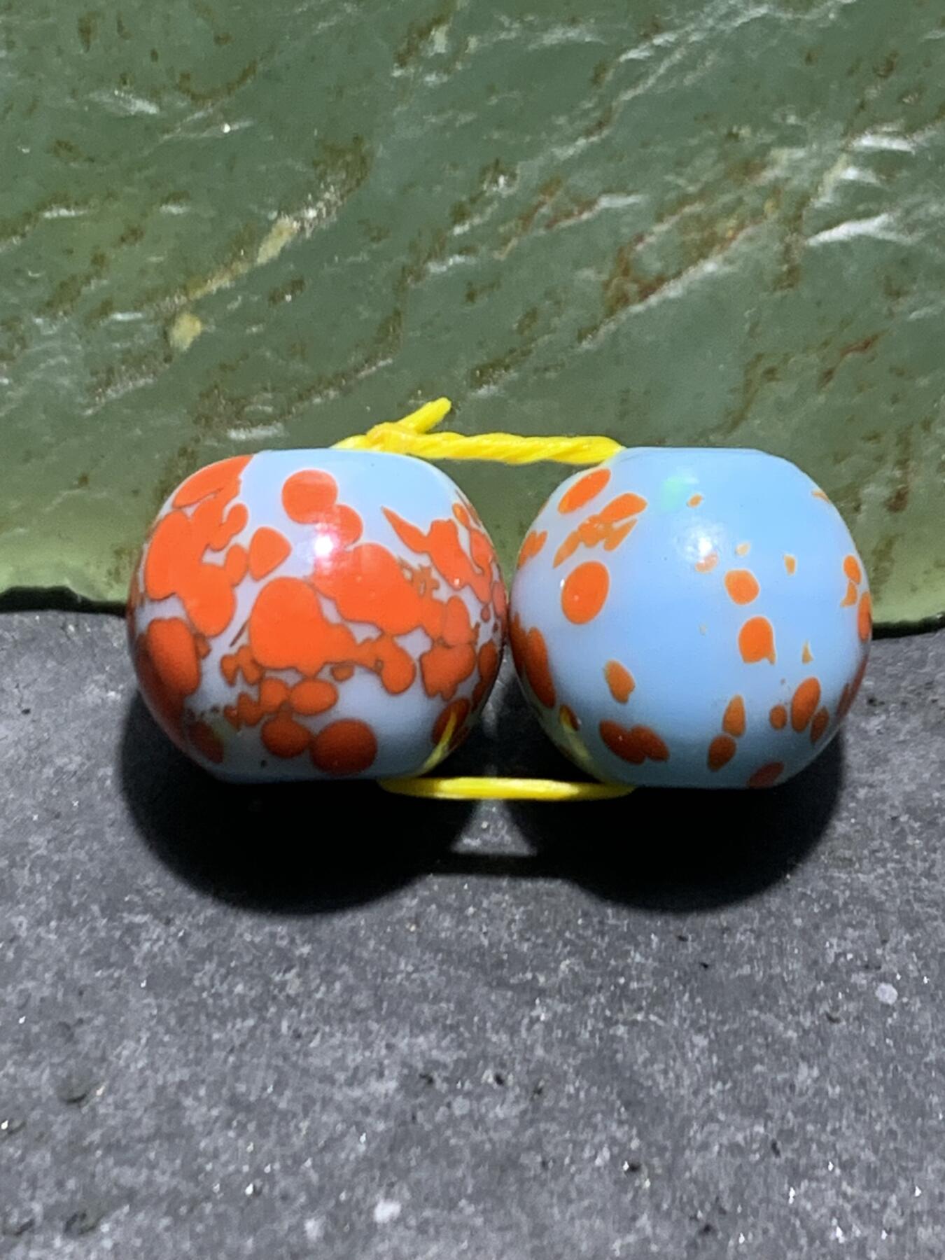 建国前后库存天蓝色蘸花工艺琉璃苹果珠一对，