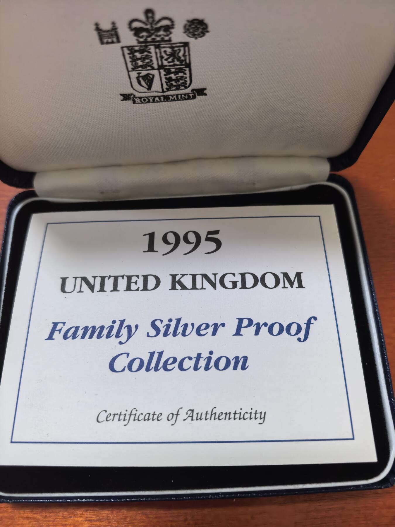 长老汇蛇年精选第九十五场拍卖 1995英国家庭版含联合国2镑+二战50周年2镑+苏格兰龙1镑3枚精制银币，41.46克925银，盒证全，1000套，少见，海外购得