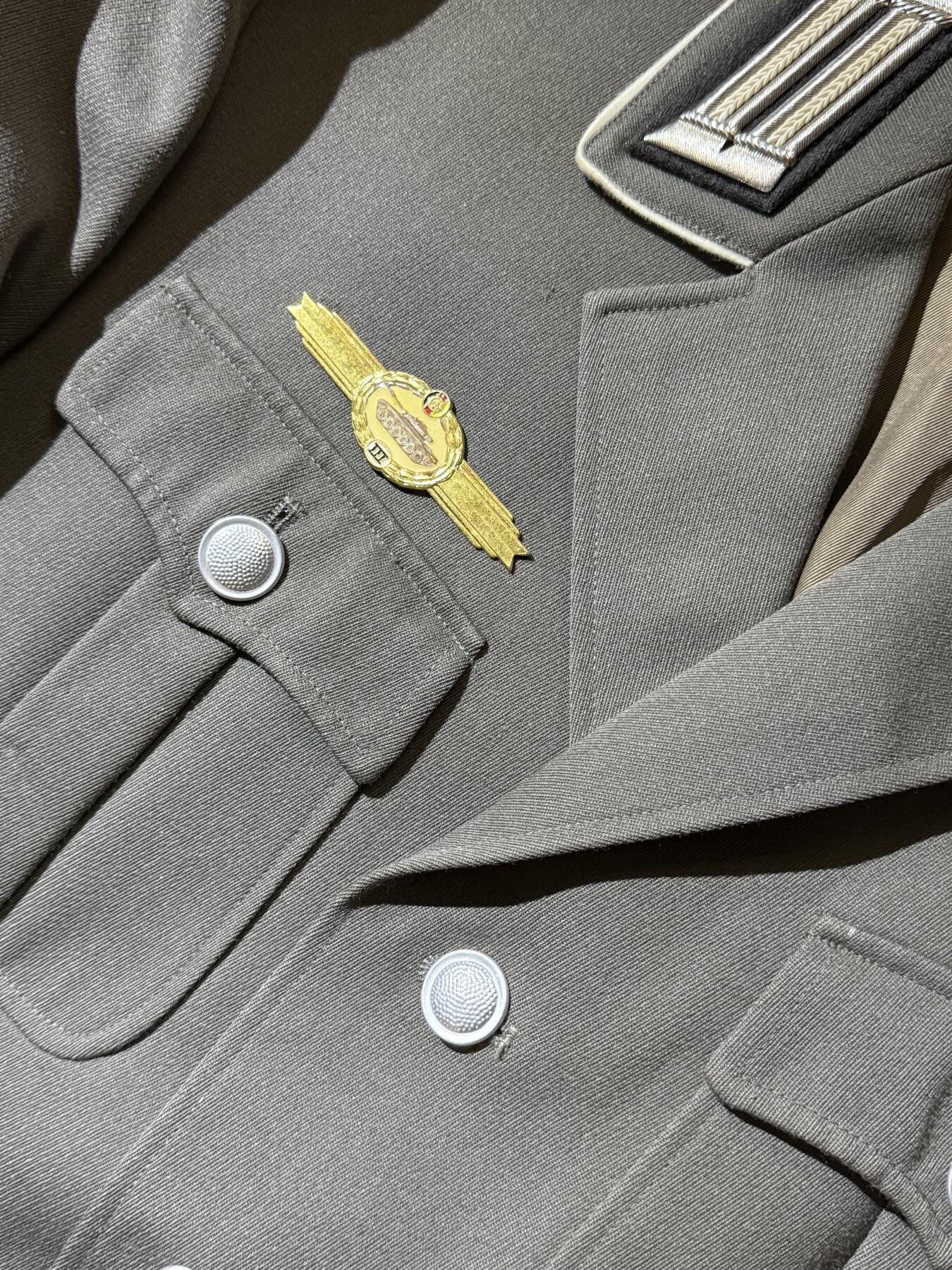 戎马世界章牌大赏第110期 东德军服，附带从士兵到尉官的肩章