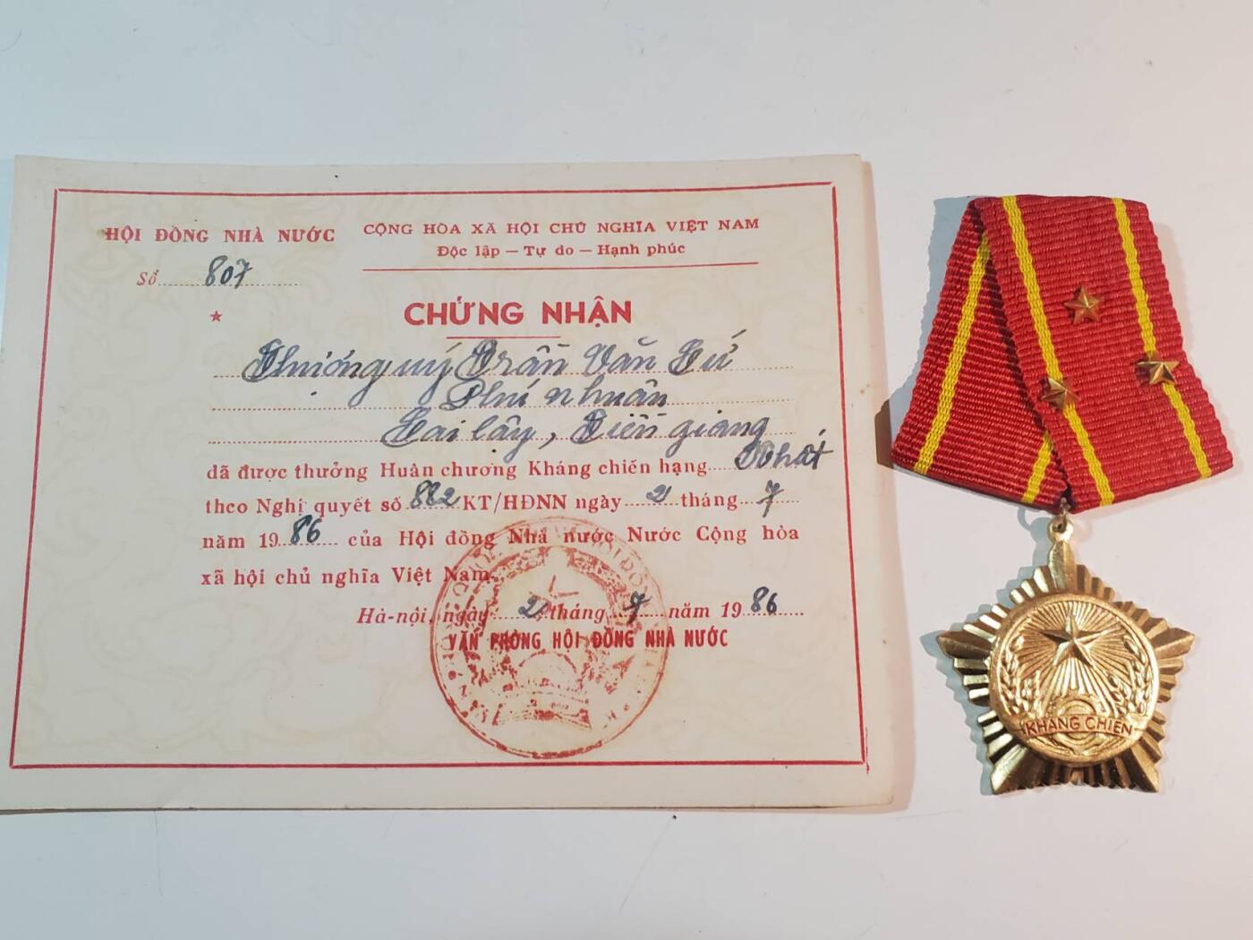 韵星假日拍卖第三十八期 -- Rimey Holidays Auction 38 越南社会主义共和国一级抗战勋章 实发版 给抗美越战士兵 品相非常好 