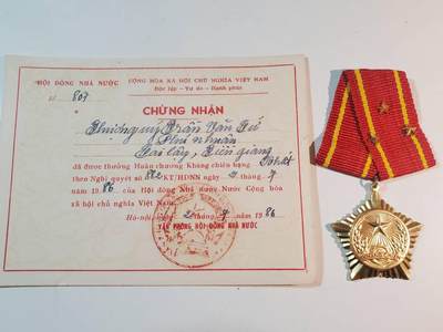 韵星假日拍卖第三十八期 -- Rimey Holidays Auction 38 - 越南社会主义共和国一级抗战勋章 实发版 给抗美越战士兵 品相非常好 