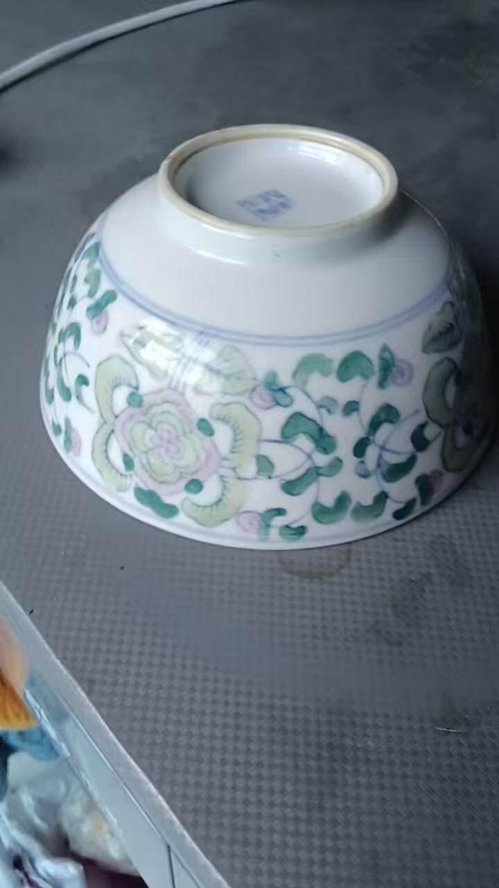 粉彩花卉纹大碗