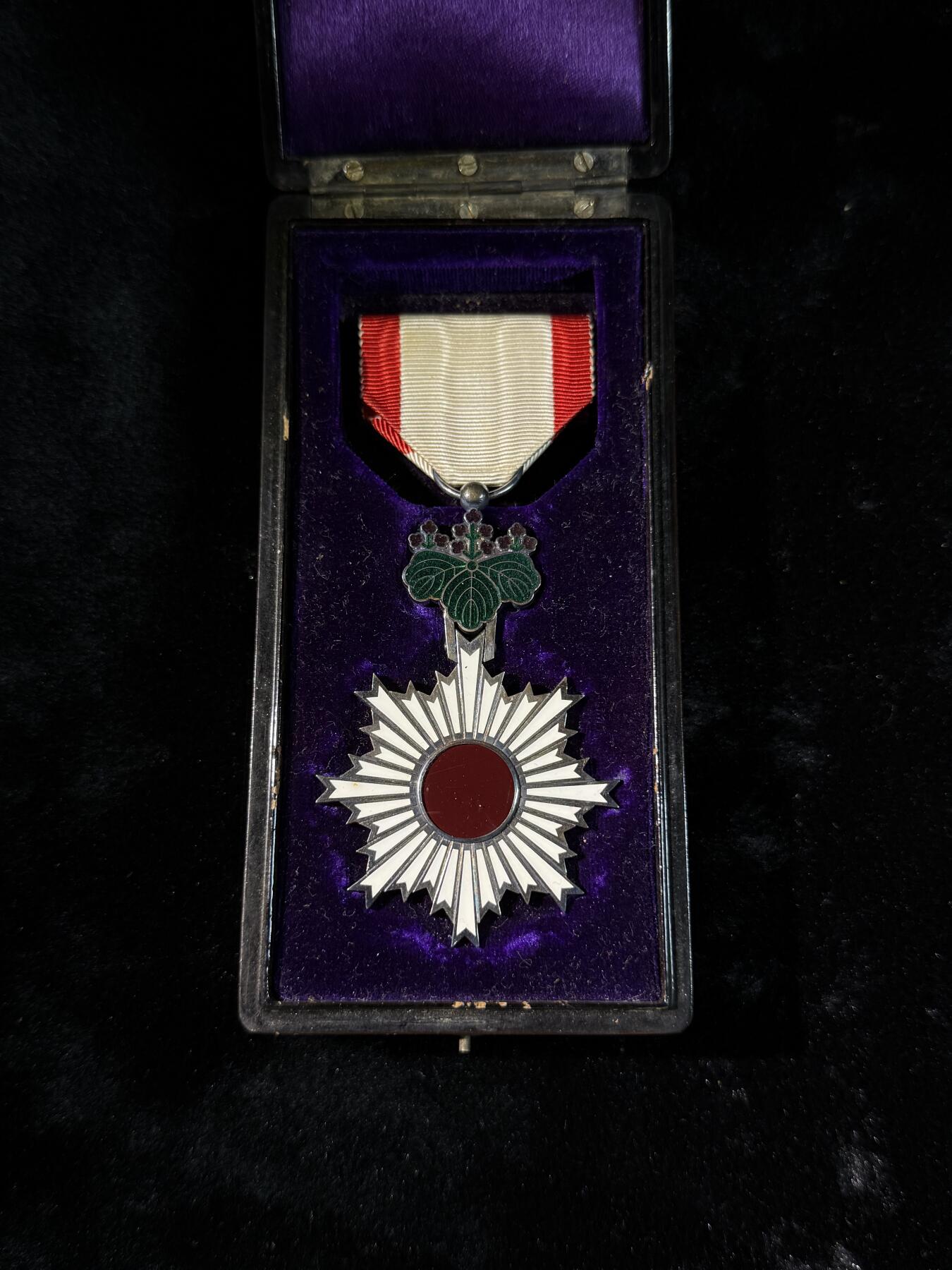 戎马世界章牌大赏第110期 日本勋六等旭日章，银制，盒子盒扣缺失，上挂缺少挂钩