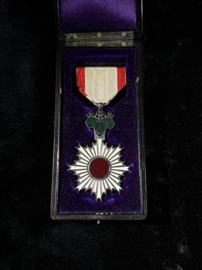 戎马世界章牌大赏第110期 - 日本勋六等旭日章，银制，盒子盒扣缺失，上挂缺少挂钩