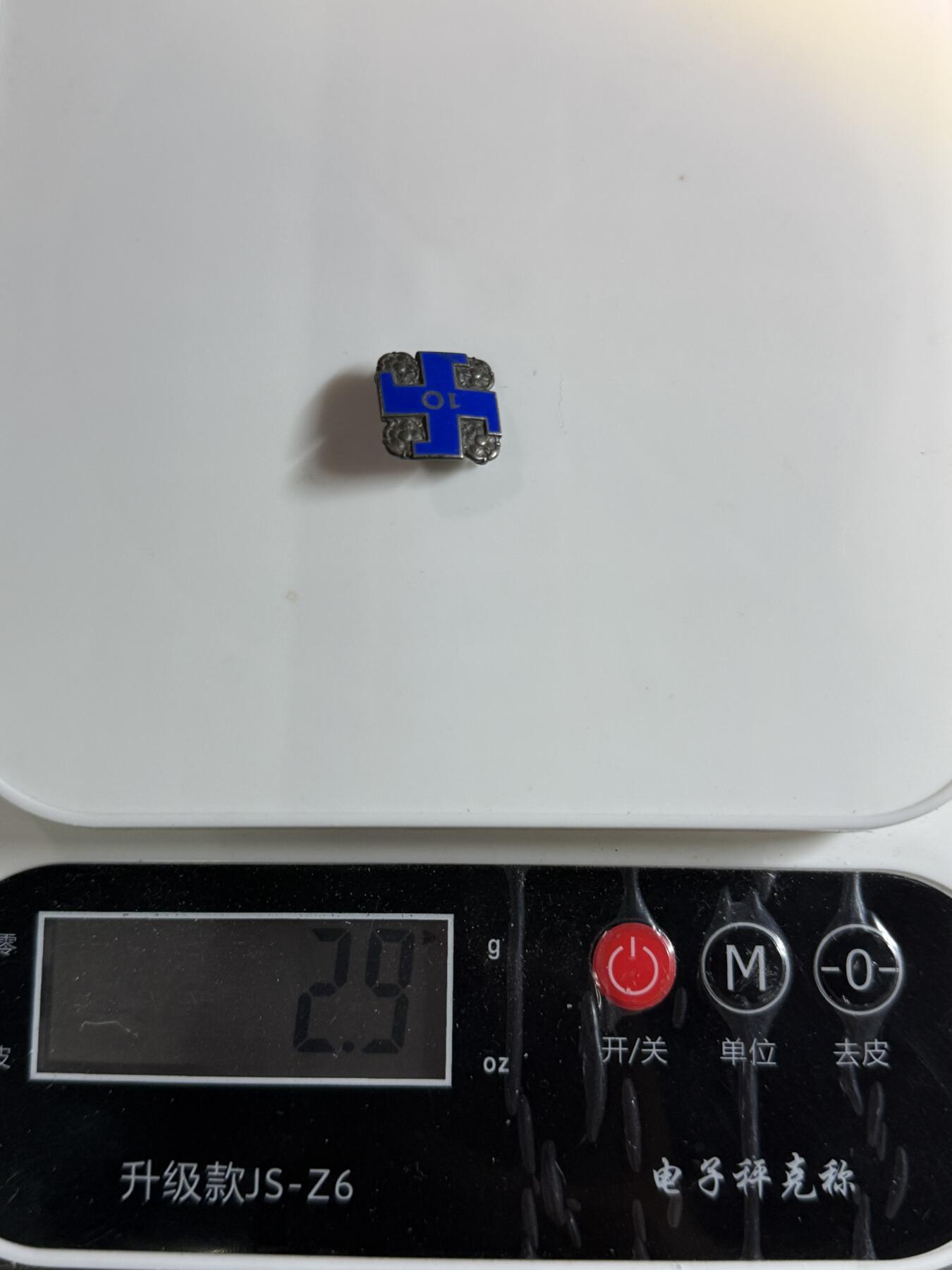 戎马世界章牌大赏第110期 左：芬兰 体育联盟银级功勋奖章 授予15年长期服务且表现出色  6克 右： 芬兰 洛塔斯瓦德（妇女志愿国防组织）10周年服务证章 银制珐琅带号