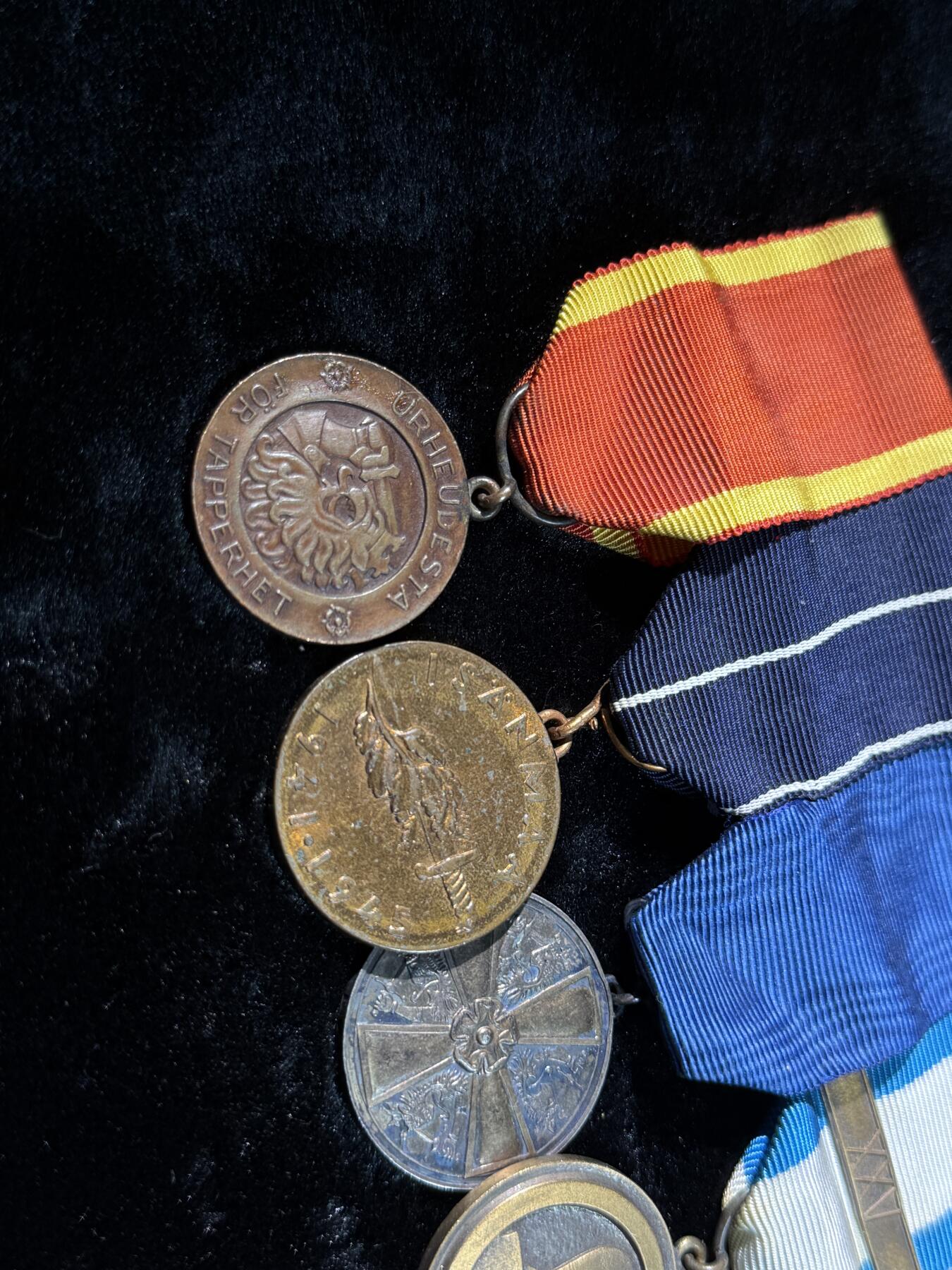 戎马世界章牌大赏第110期 芬兰 继续战争联排 二级继续战争自由奖章 继续战争纪念奖章 一级带金十字白玫瑰奖章(银制） 老兵奖章带25周年勋条