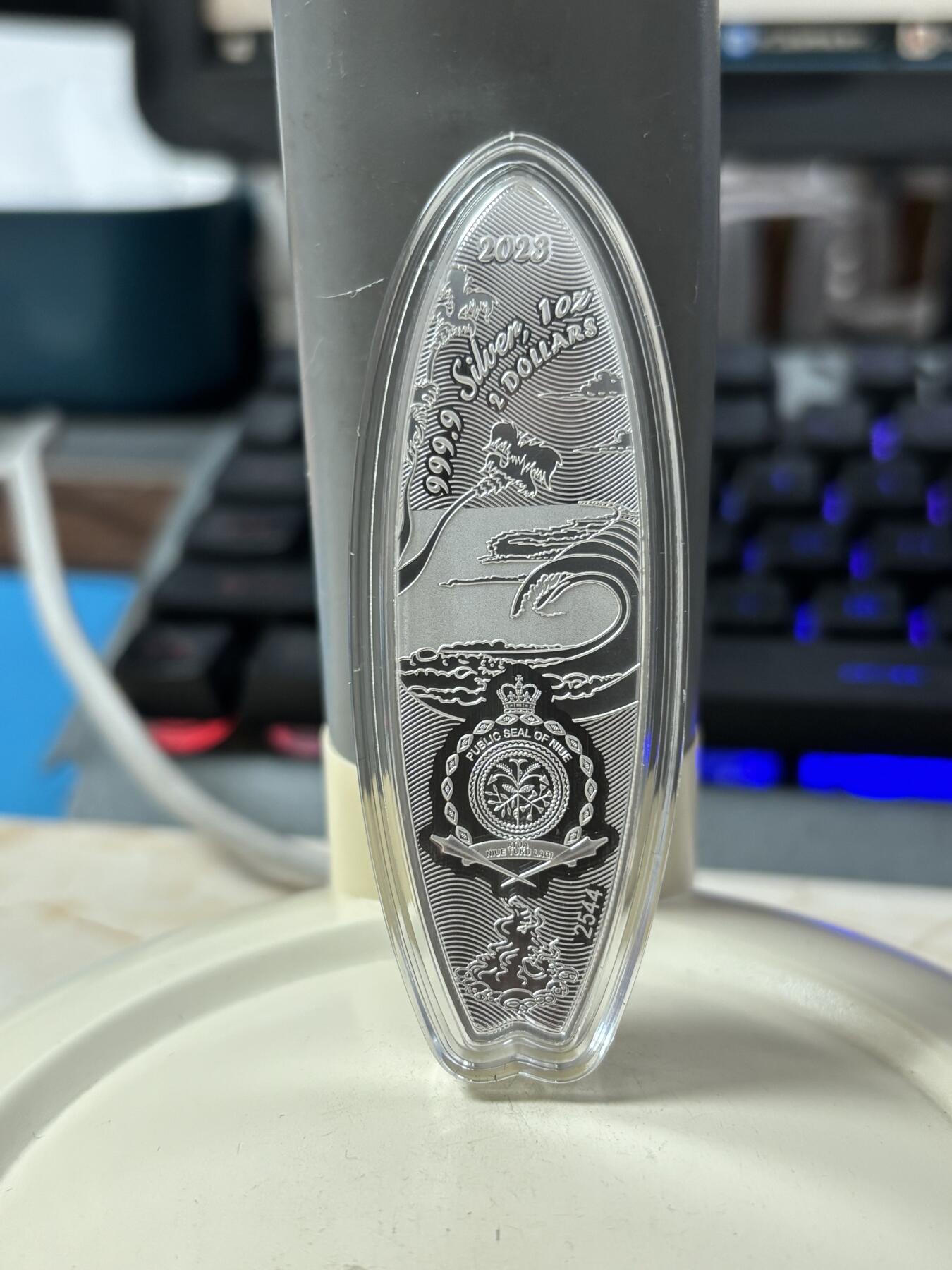 第189期拍卖 纽埃2023年冲浪板1盎司异形彩色纪念银币，999银，发行3000枚