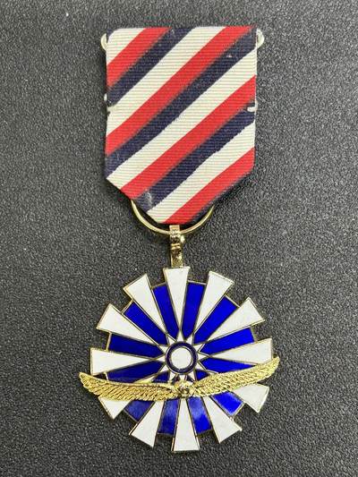 西秦中古拍卖第七十四期 - 民国空军鹏举奖章 带勋略 退台后