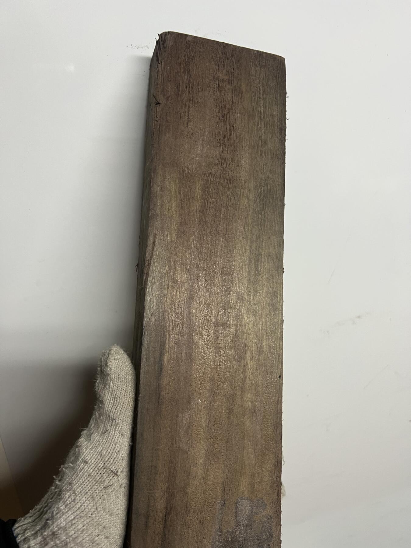 零元拍：NO.88-2 乌木金丝楠 可做镇尺 干泡台 切牌子，无需打磨就已经金光闪闪。满金丝药香，尺寸约：50.5/9.2/3.5厚CM。1.6公斤