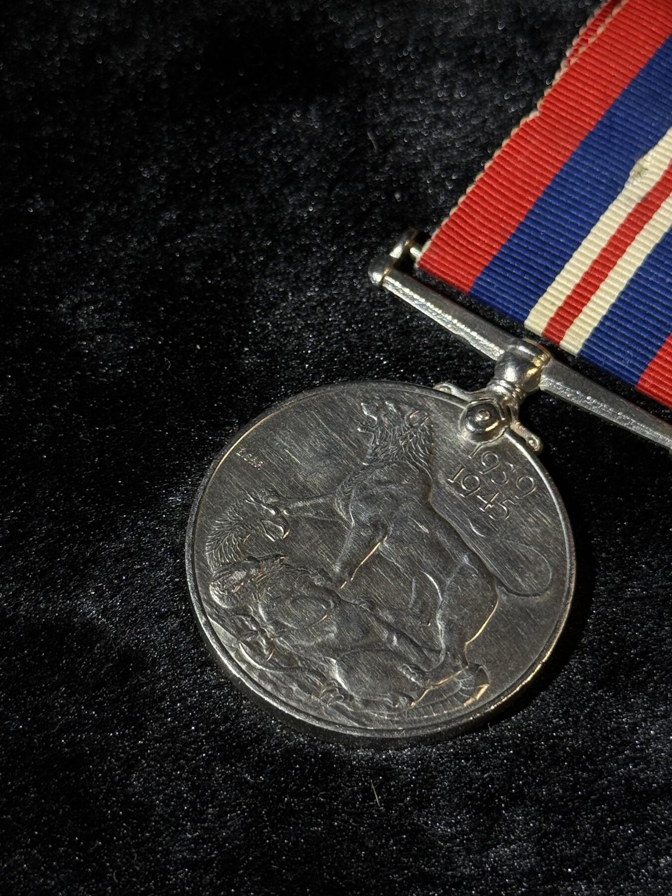 戎马世界章牌大赏第110期 英国二战战争奖章，带复刻勋饰