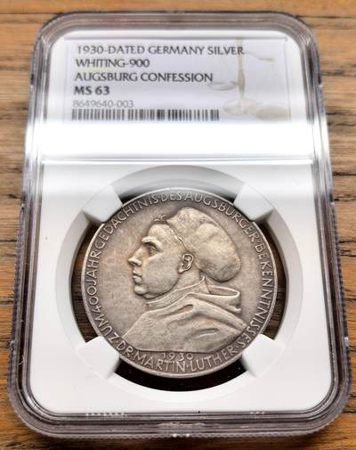 凡希社世界钱币微拍第三百十九期 - 1930年魏玛德国奥格斯堡信纲发表400周年纪念银章NGC-MS63，雕刻师K. Roth的作品以细腻的人物刻画著称，这枚章牌的浮雕层次分明，人物神态生动，体现了当时德国币章的精湛工艺。