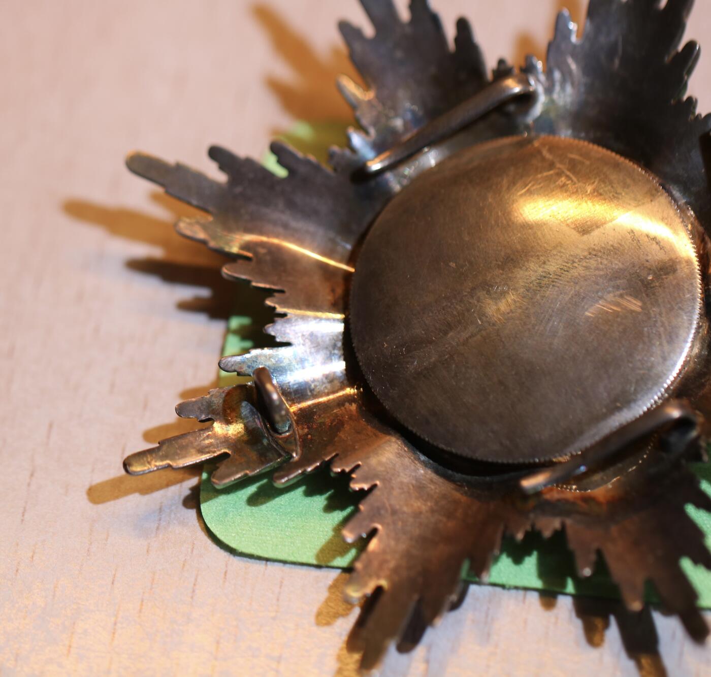 大猫徽章拍卖 第287期 德意志帝国  普鲁士——黑鹰勋章胸星 胸星以银、金及珐琅材质制成。这颗星由柏林的 J. 瓦格纳制作，并在针钩下方显示出制作者标识——“W”。