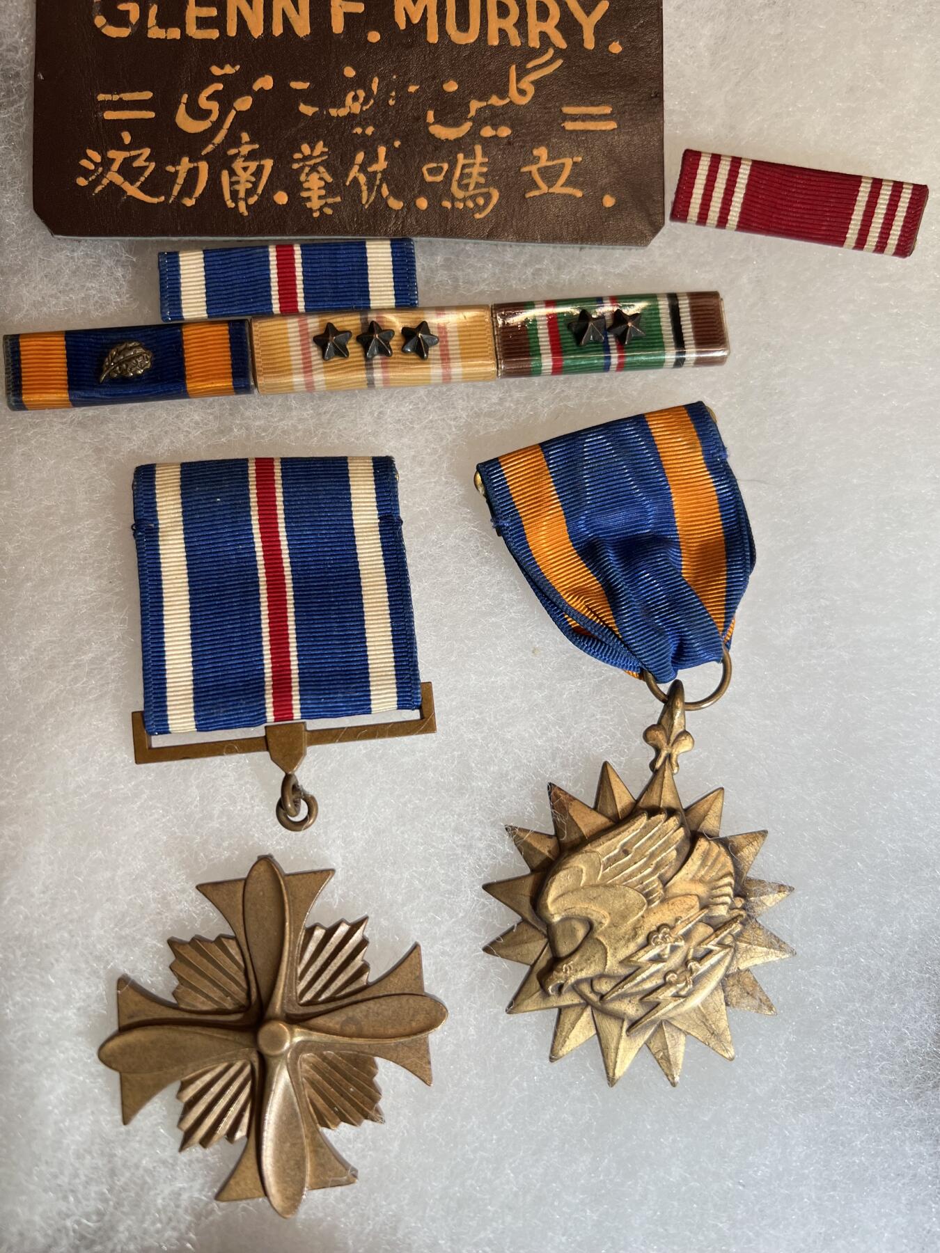 大猫徽章拍卖 第287期 飞虎队轰炸机飞行员大套，属于Glenn F. Murry，包含杰出飞行十字勋章（带刻名，有损，带事迹）、空军奖章、血符、中缅印臂章（金属丝编制）、轰炸和陆军飞行技能章、狗牌等等，附带打印得主资料。