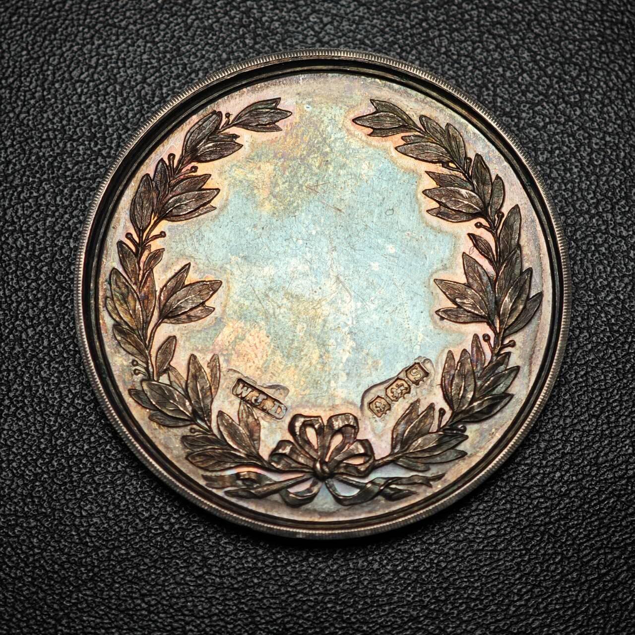 金瓯小拍第三期 古今币章 银价专场 英国布拉德菲尔德大学银章 重25.8克直径38.7mm 浓郁包浆黑中透金