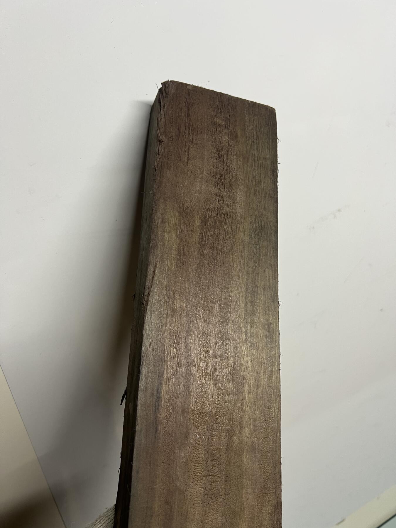 零元拍：NO.88-2 乌木金丝楠 可做镇尺 干泡台 切牌子，无需打磨就已经金光闪闪。满金丝药香，尺寸约：50.5/9.2/3.5厚CM。1.6公斤