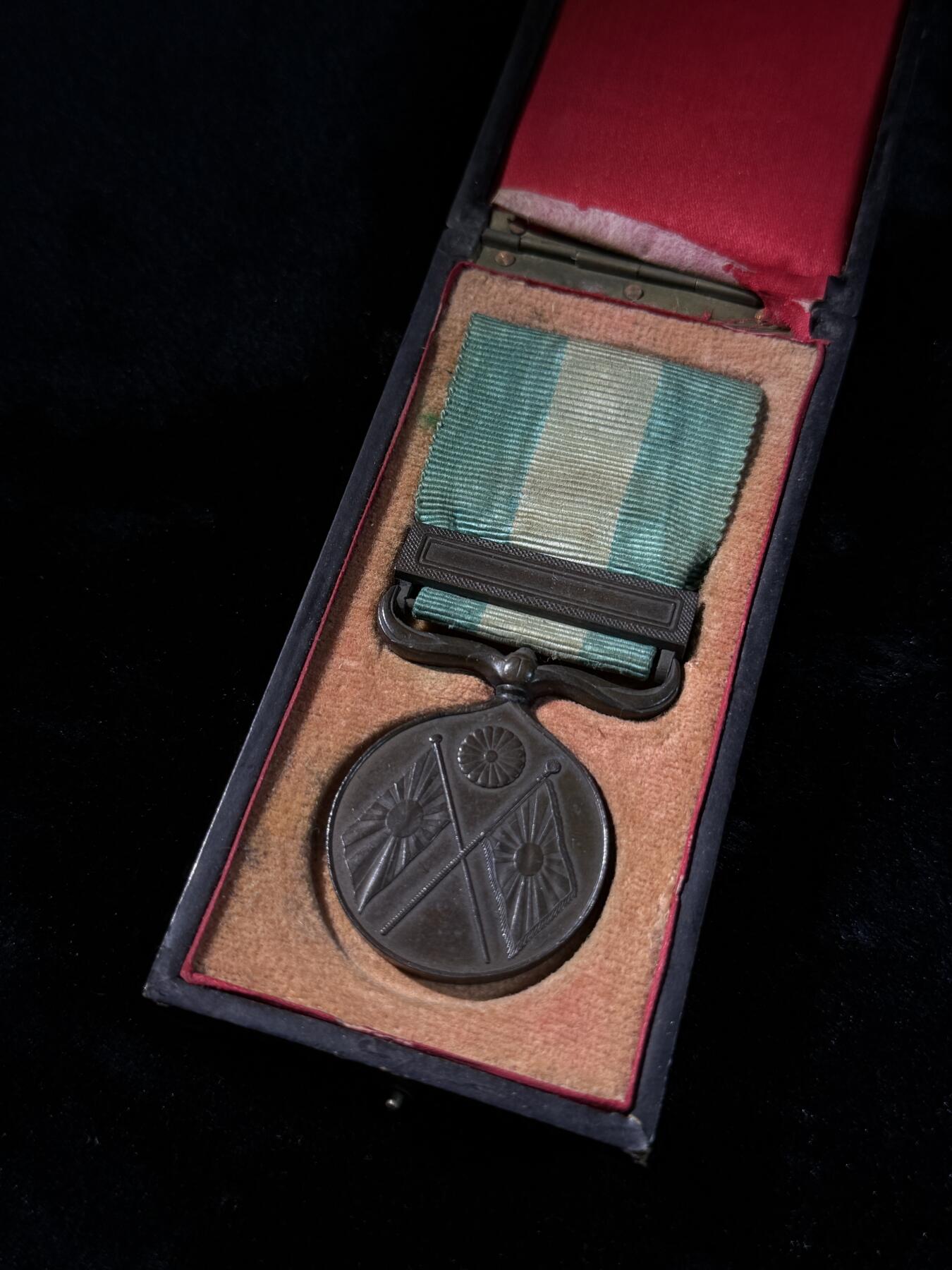 戎马世界章牌大赏第110期 勿忘国耻！日本甲午从军记章，盒子有损