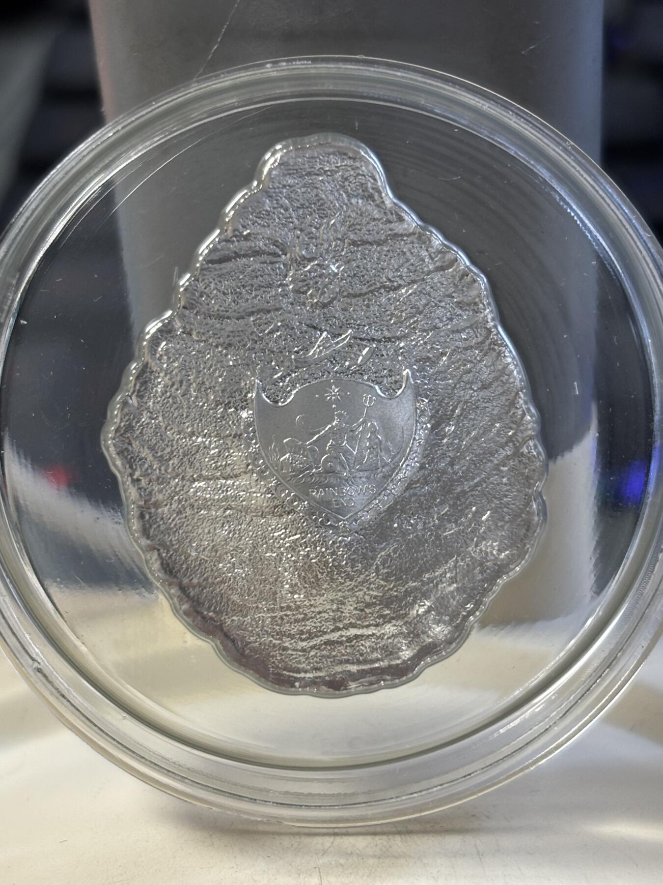 第189期拍卖 获奖帕劳2011年玉蚌含珠镶嵌珍珠异形纪念银币，25克，925银，发行2500枚