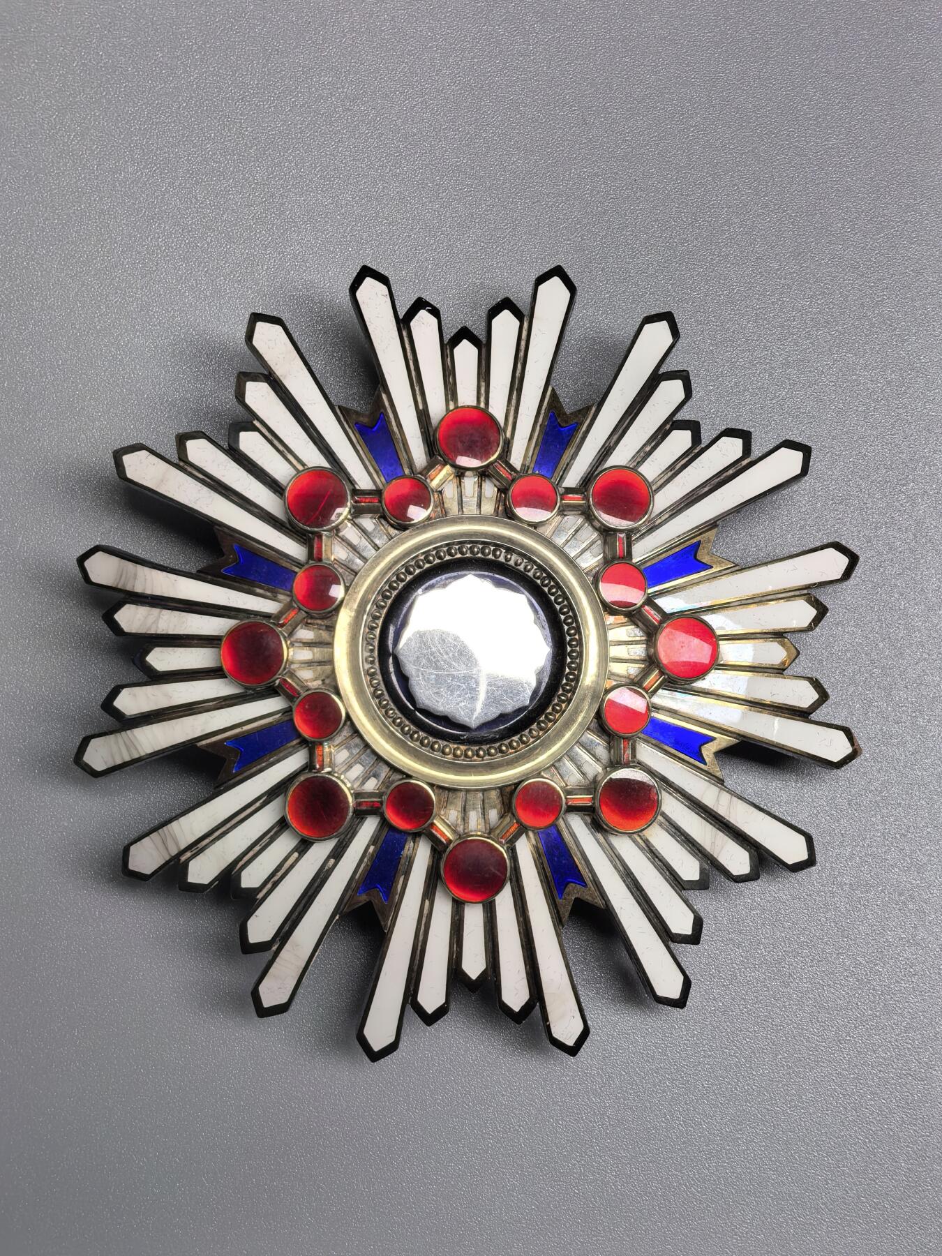 小驴勋章奖章收藏1月24日周六晚六点拍卖（珍爱和平，收藏战争，铭记历史，勿忘国耻，忠党爱国。有偿代拍，送拍规则在简介最后，参拍须阅读规则后再参拍，关系到运费包装发货时效真假辨别等关键信息，拍卖时不再发原图，看大图店主微信码在拍卖店铺介绍里）