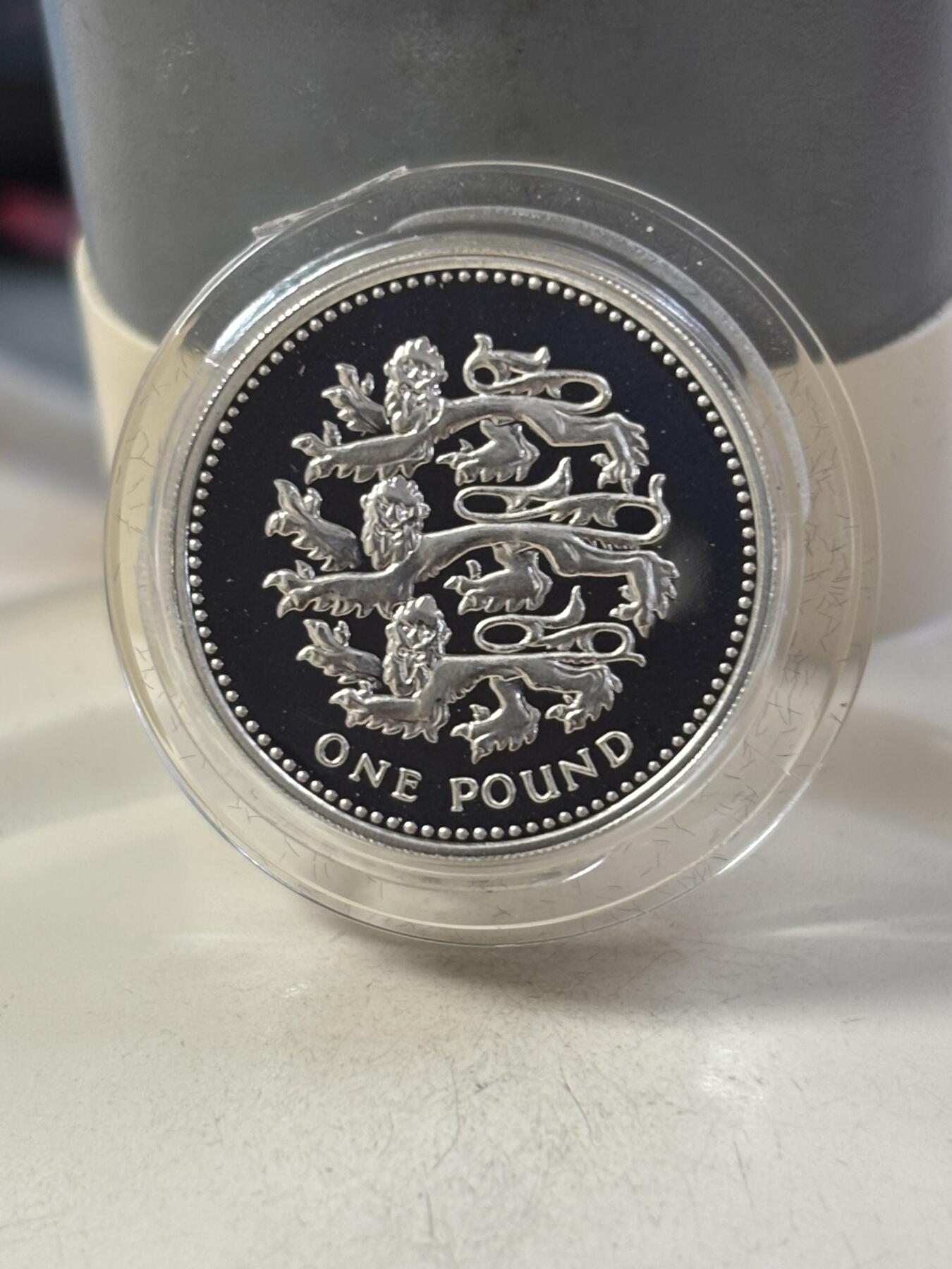 第189期拍卖 英国2002年1英镑系列英格兰三狮盾徽加厚纪念银币19克，925银，发行10000枚