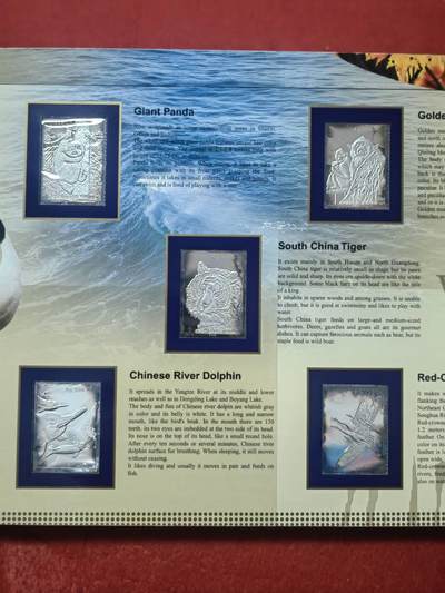 洪涛臻品批发群 精选邮票限时拍卖第1272期  中国珍惜野生动物流通纪念币*银片珍藏册  书籍内包含一套全新的 中国珍惜野生动物纪念币10枚一套（真币），Ag999银制邮票2g/枚，共10枚，共20g纯银制邮票。限量发行1万册，统一售价1200元。具有一定的收藏价值和投资价值，喜欢不要错过，《本拍品包邮发货》