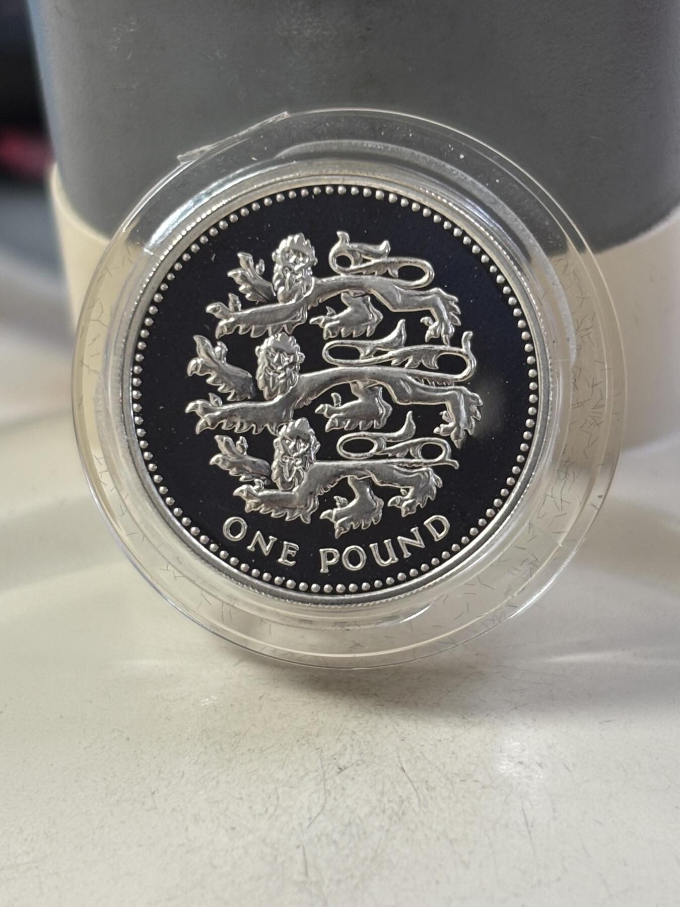 第189期拍卖 英国2002年1英镑系列英格兰三狮盾徽加厚纪念银币19克，925银，发行10000枚