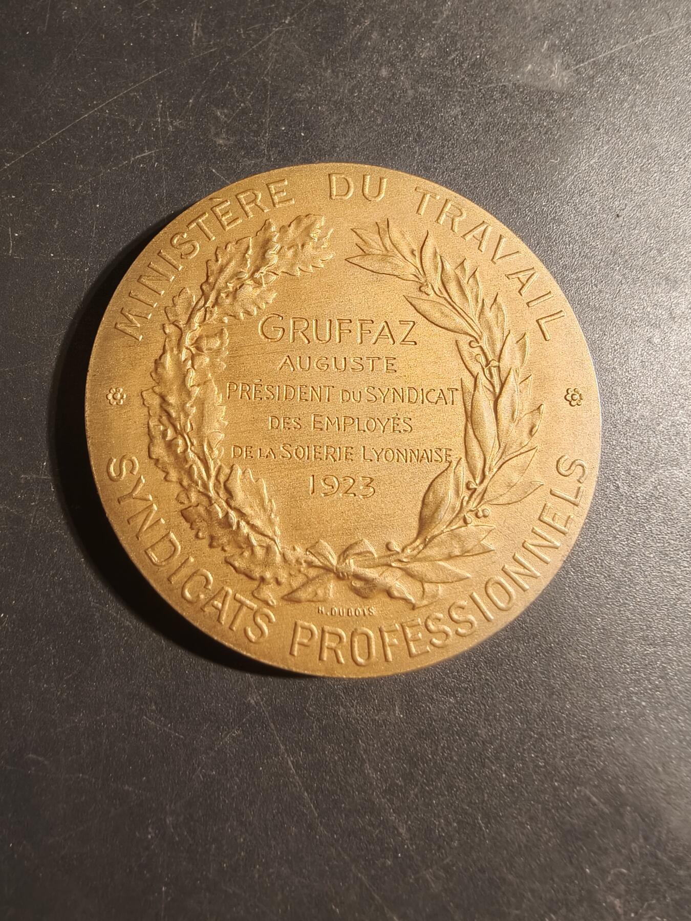 老王徽章第179期 法国1923年里昂丝绸业雇员联合会镀金大银章    原盒    800银镀金    工业女神    直径50mm     重量61.3g