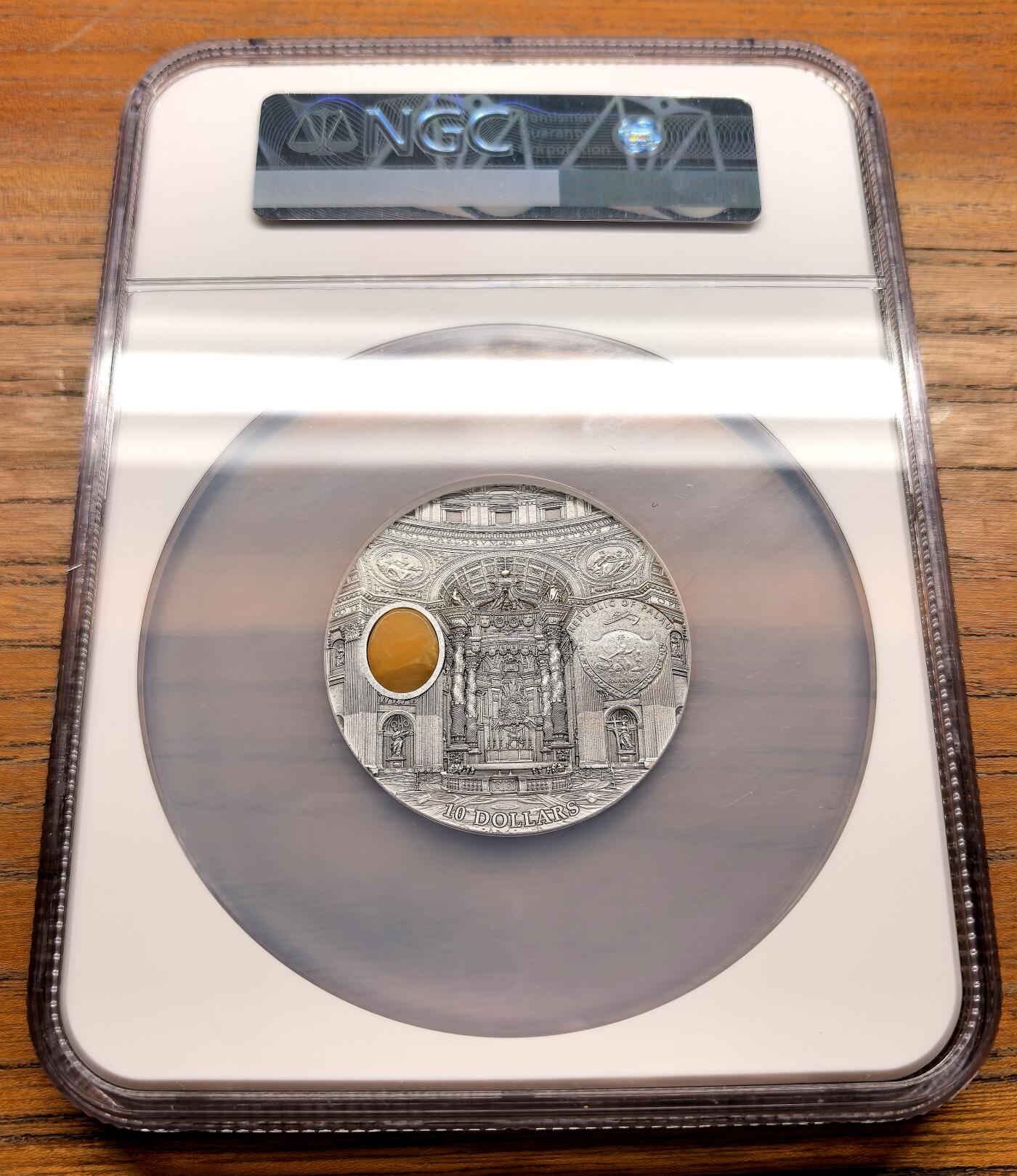 凡希社世界钱币微拍第三百十九期 2013帕劳圣彼得大教堂10元仿古大银NGC-MS70，镶嵌天然矿物宝石。