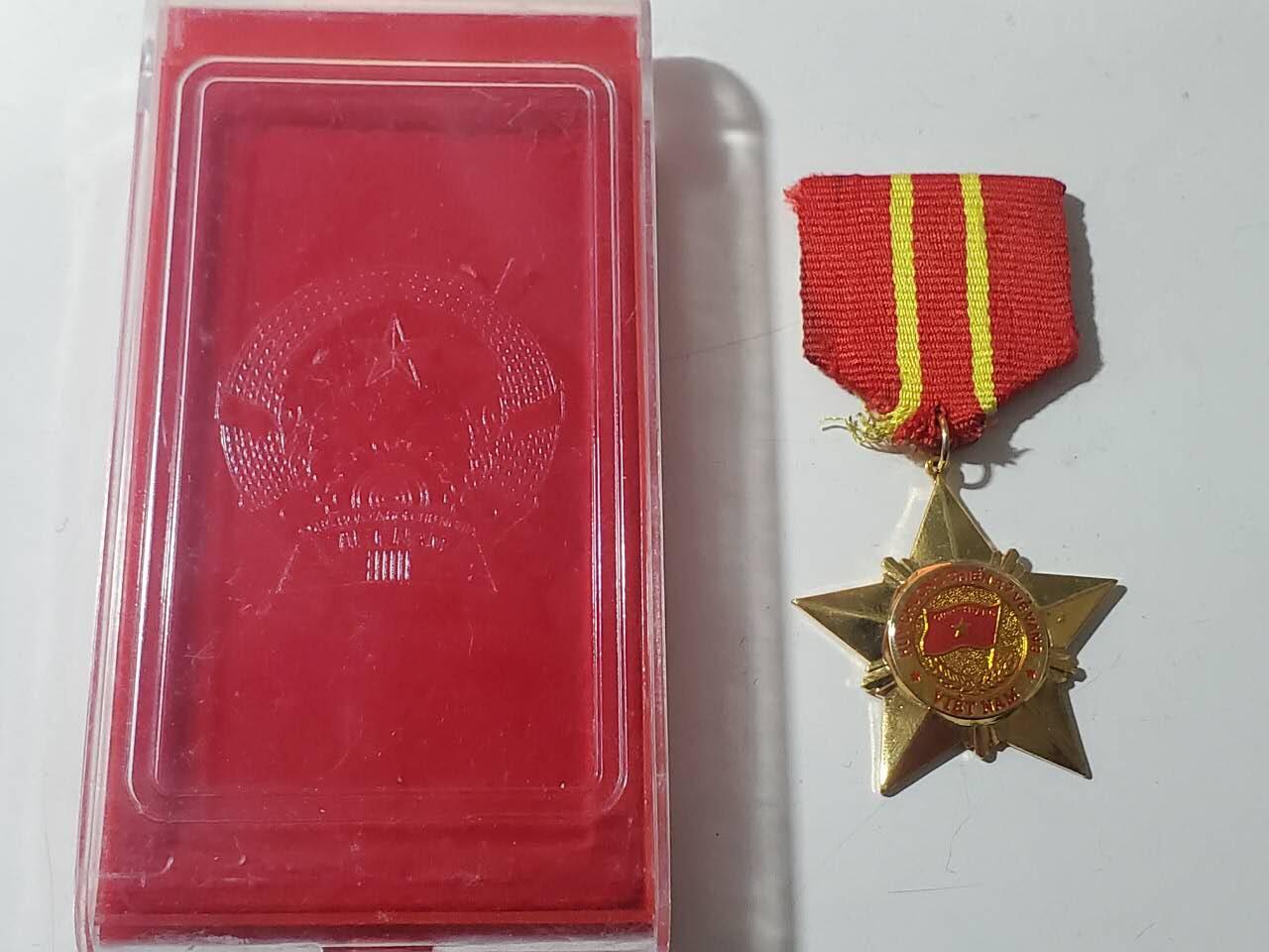 韵星假日拍卖第三十八期 -- Rimey Holidays Auction 38 越南社会主义共和国二级光荣战士奖章 06版本 铜镀金 带原盒