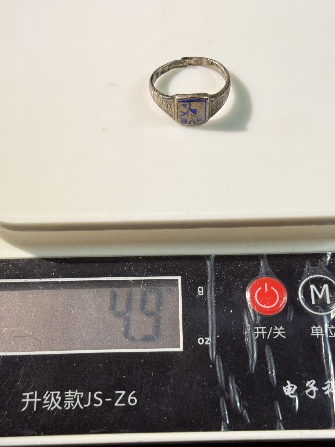 戎马世界章牌大赏第110期 芬兰 学校毕业戒指 银制珐琅带标 内侧带铭文，珐琅有磕碰