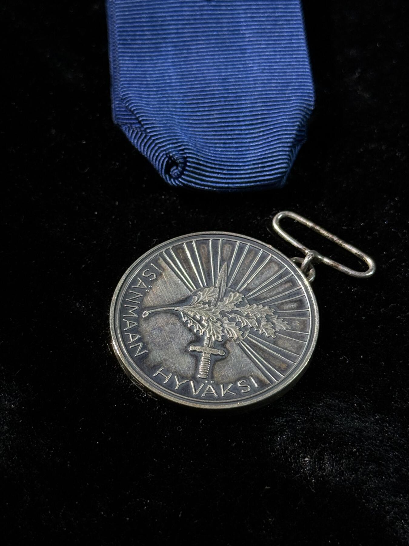 戎马世界章牌大赏第110期 芬兰一级白玫瑰奖章，银制，14g左右